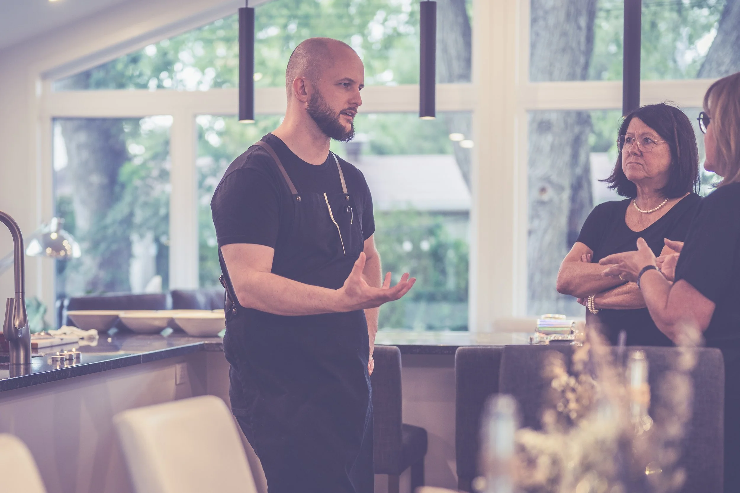 Le chef Collin Strohbach discutant avec des clients.