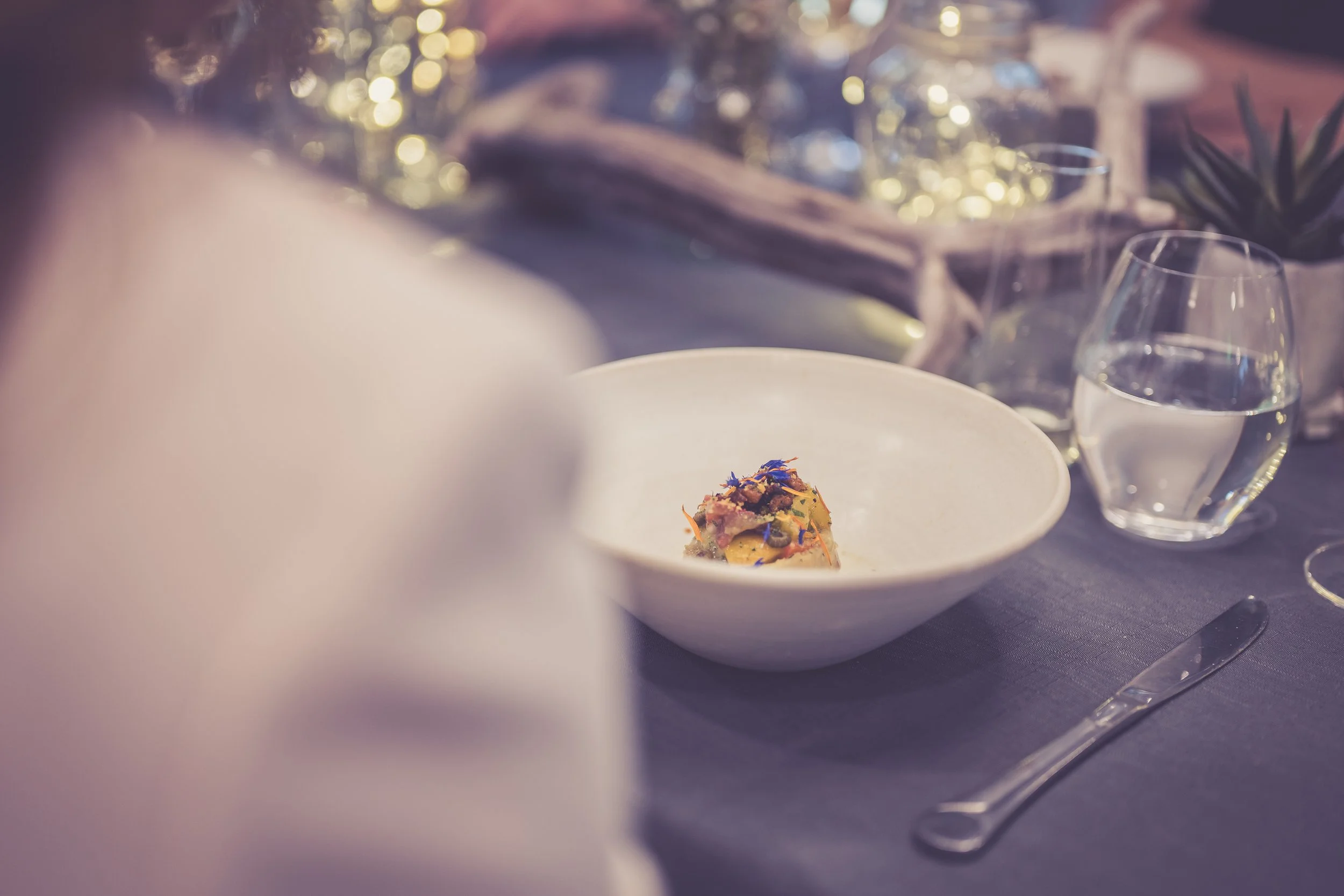 Assiette gastronomique servie lors d’un événement corporatif privé