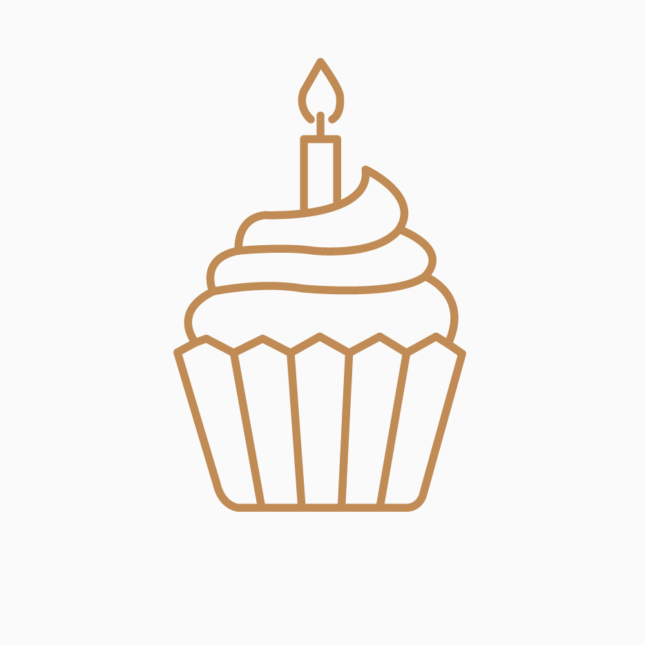Icône pour "anniversaire" d'une cupcake avec une bougie allumée sur le dessus.