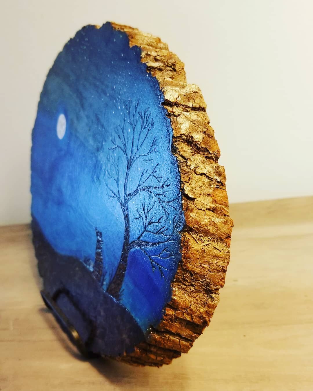 It's all about perspective, I love looking at piece from a different angle, plus who doesnt love looking at the bark too?!
.
.
.
#wood #woodslice #tree #shopsmall #weddinggift #dreamtreecreative #handmade #buyhandmade #handmadeisbetter #nurserydecor 