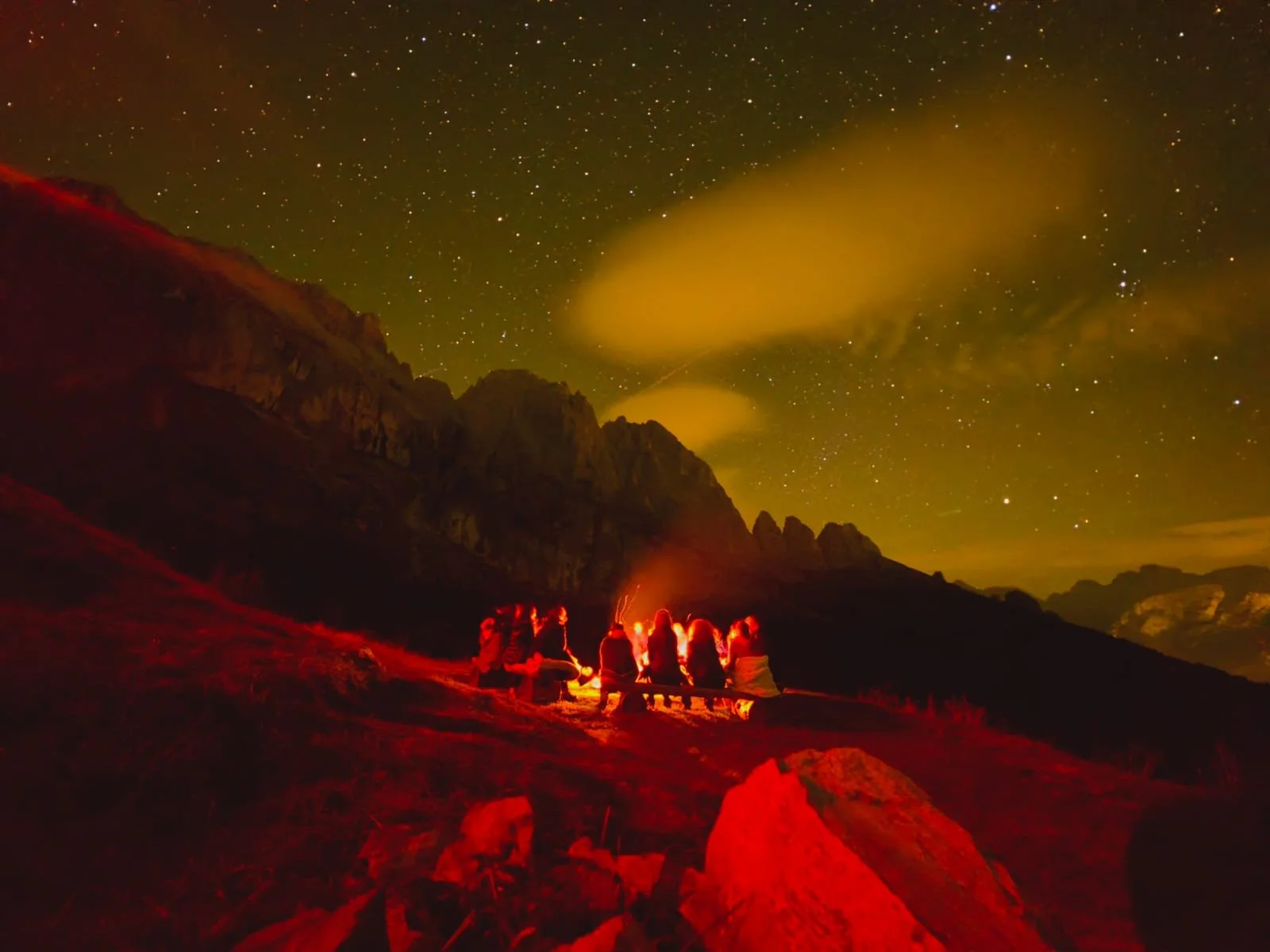 Escursionisti intorno al falò Rifugio Scarpa Dolomiti veneto