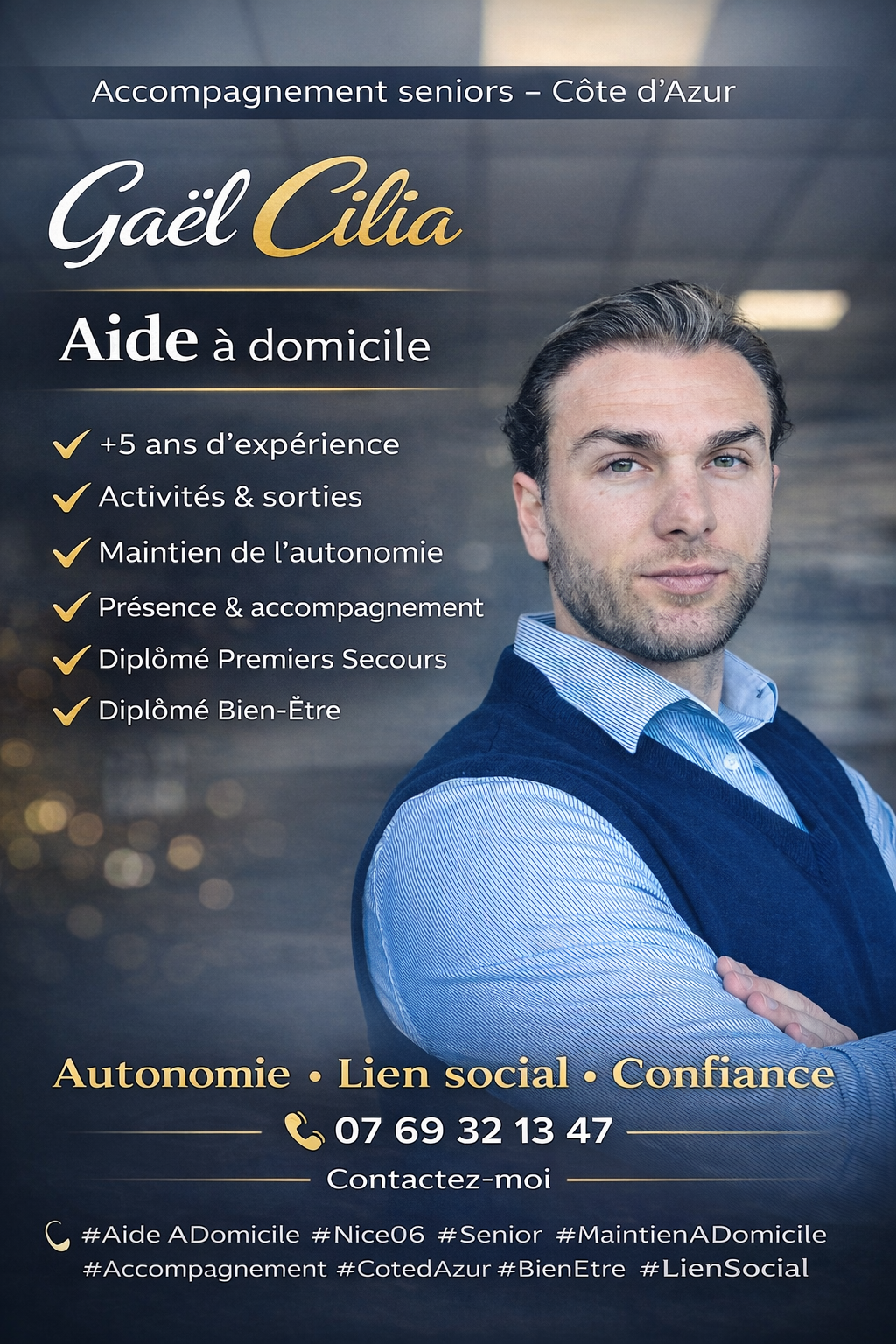 Poster pour une aide à domicile pour séniors dans la Côte d'Azur, présentant un homme avec une barbe et des cheveux courts et gris, portant une chemise bleue et un pull bleu foncé. Le texte met en avant l'expérience, l'accompagnement, la confiance, et fournit un numéro de téléphone et des hashtags liés au service.