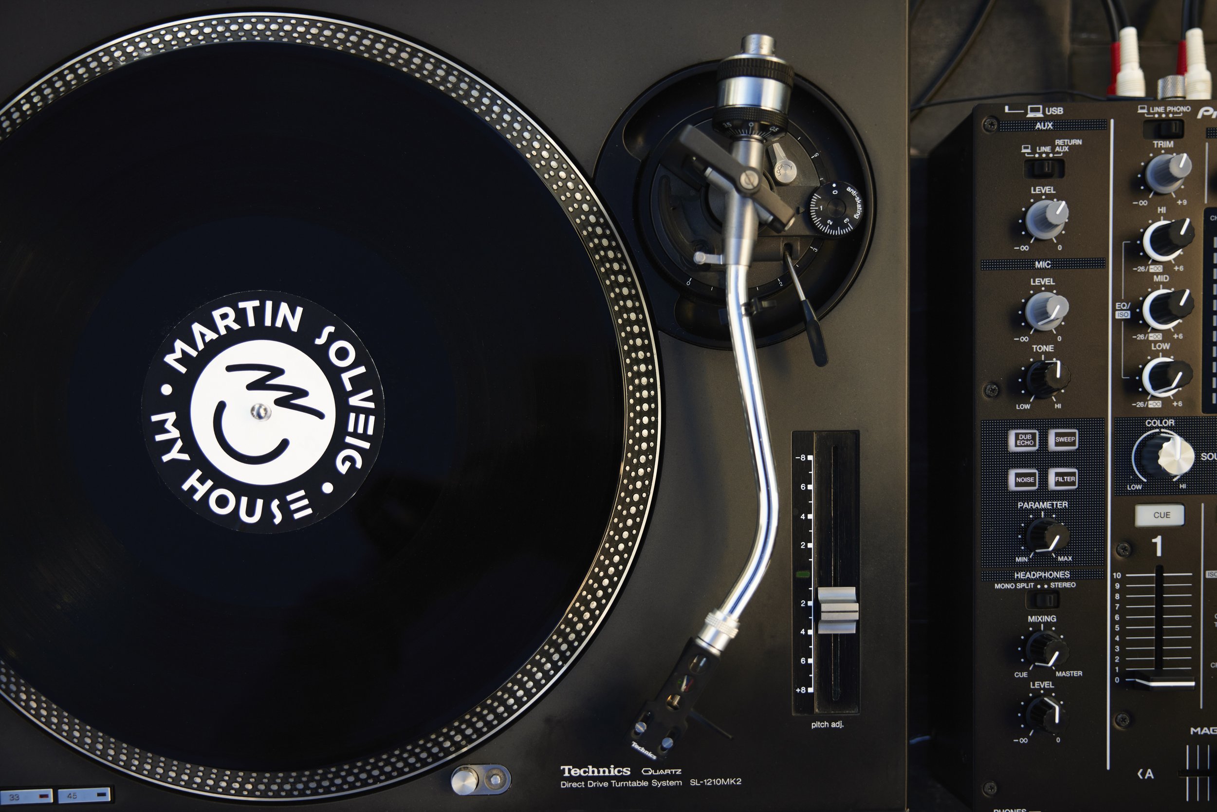 Platines de DJ avec un disque du célèbre DJ Martin Solveig à Ibiza