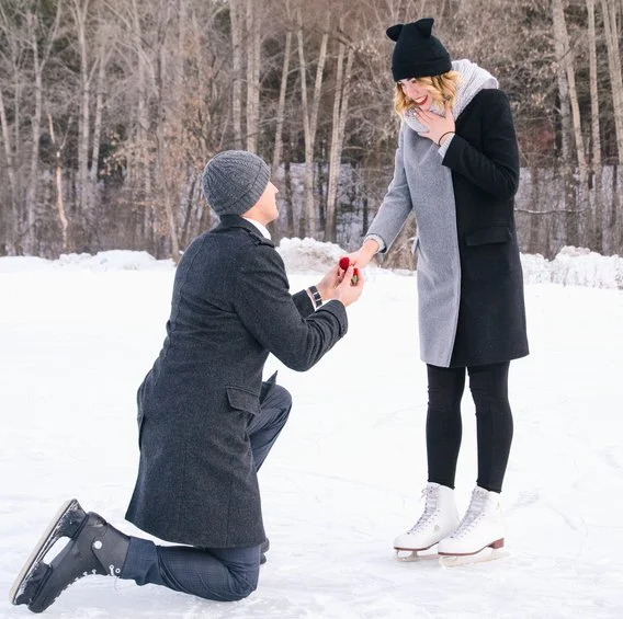 Man proposing to girlfriend while ice skating in unique proposal setting