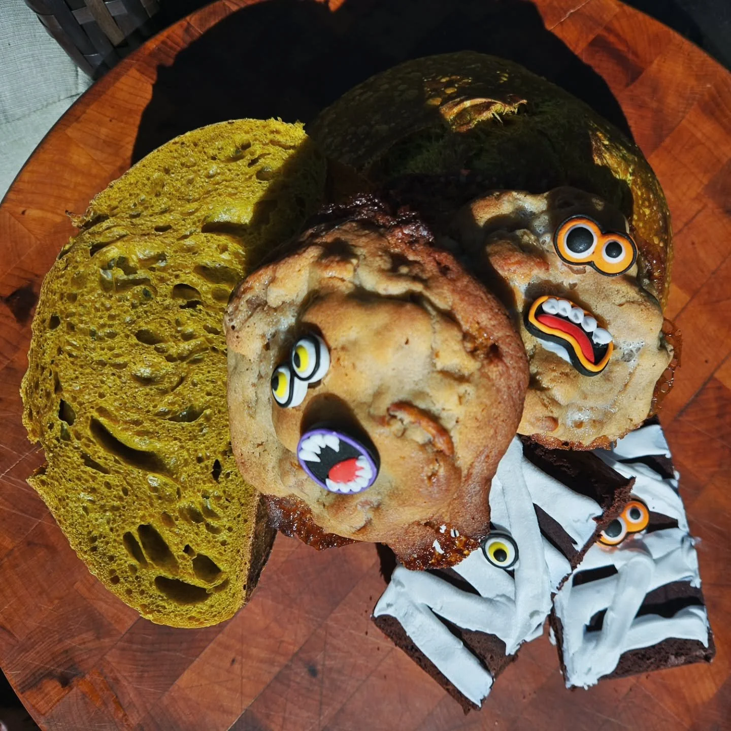 BOO!!

This Sunday, 10/26, at Annapolis Landing Park in Riva is the neighborhood Halloween Parade. 

We're bringing all of our classics and some spooky treats as well. MONSTER COOKIES, MUMMY BROWNIES, AND SCARY SPICE SOURDOUGH.

Come see us from 4pm-