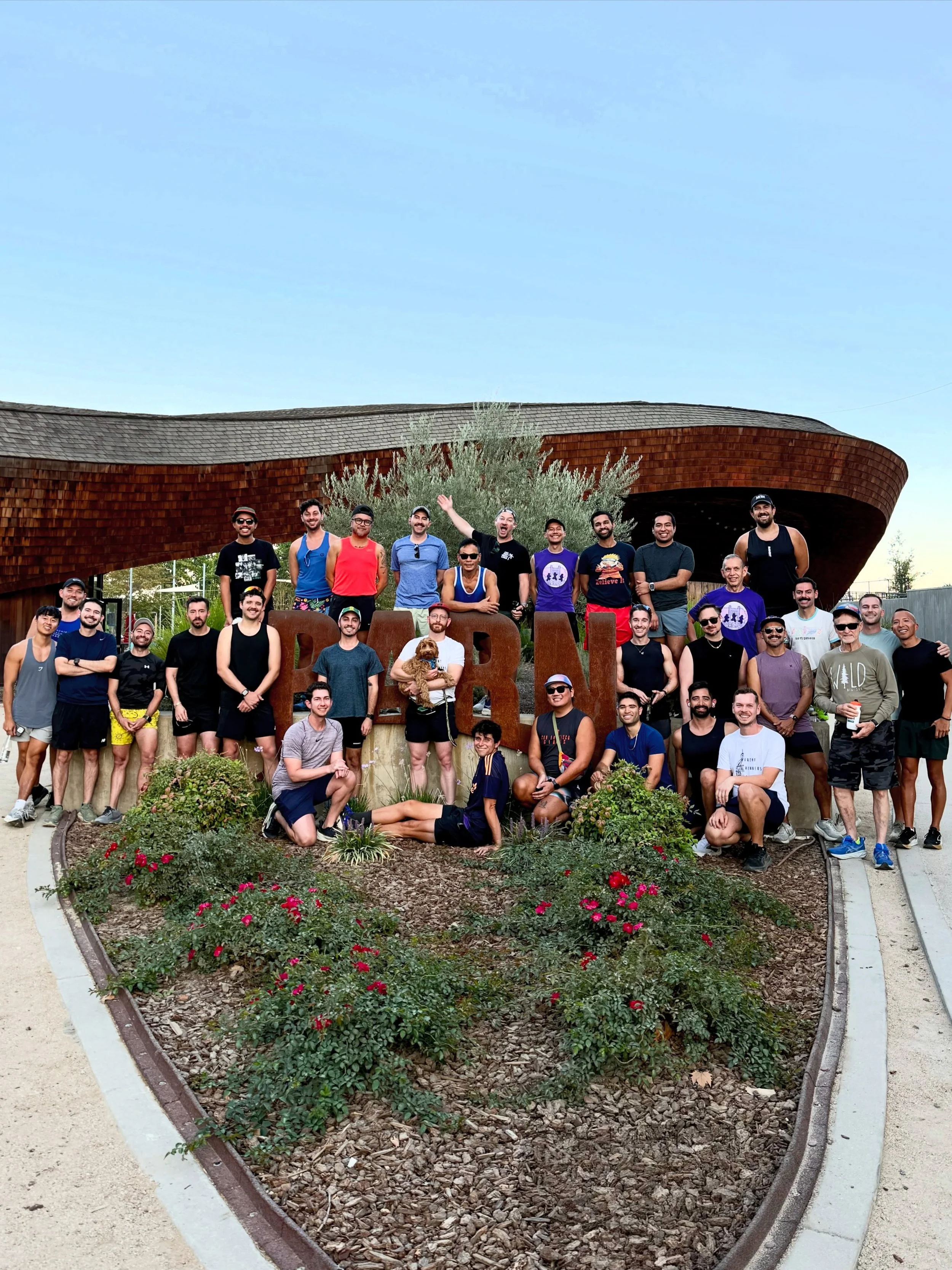 We love Wednesdays 😍 and it&rsquo;s always a great time at our monthly social hour run! This month we returned to @drakesthebarn and enjoyed the slightly cooler evening run plus hanging out with pizzas and beer after. Cheers to next month! 🍻 #front