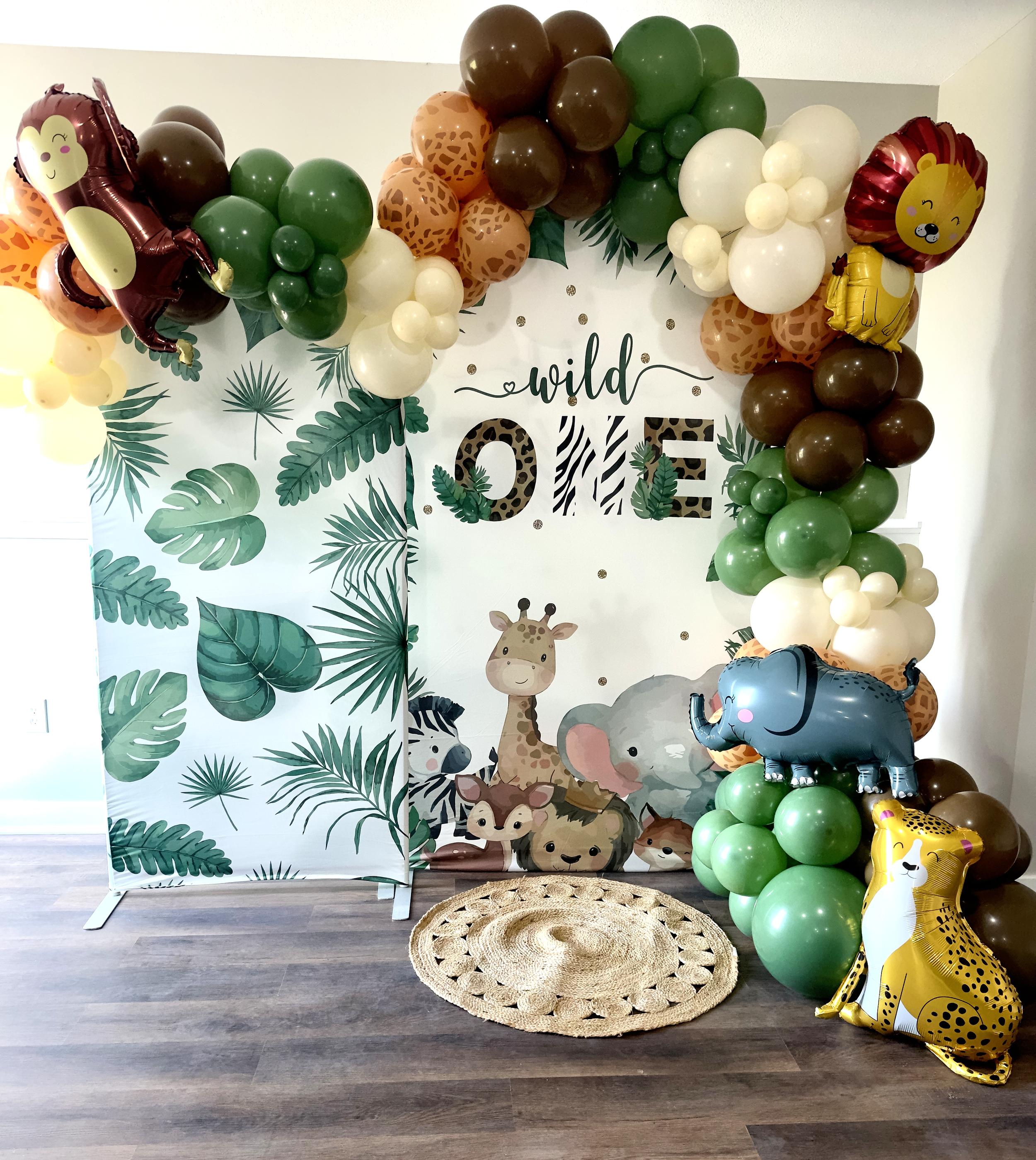“We celebrated our little one’s first birthday with a beautiful safari-themed balloon decoration, filled with wild animals, jungle vibes, and lots of love. A special setup for an unforgettable first-year celebration!”

“Celebramos el cumpleaños con u