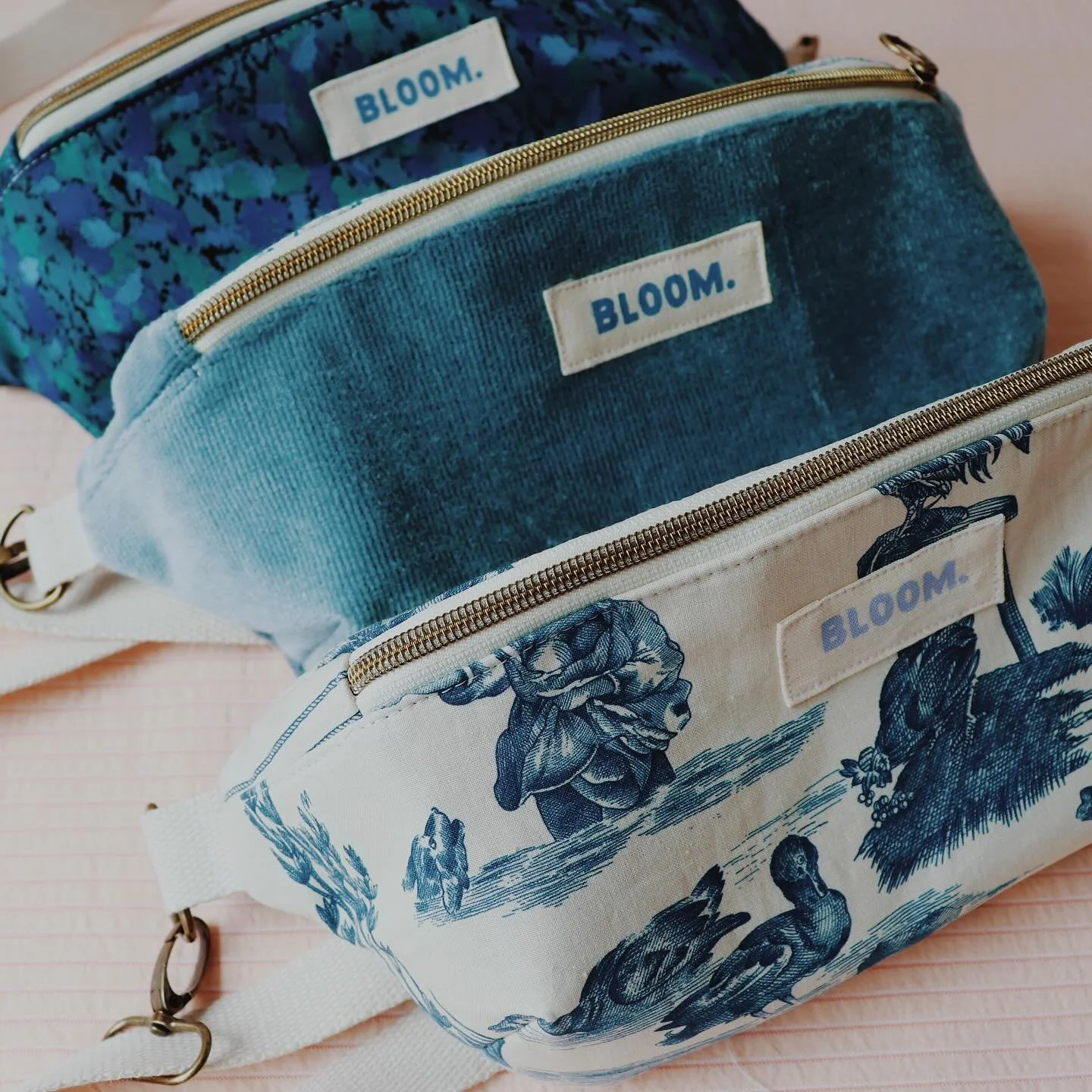 Elles sont l&agrave; ! Les p&rsquo;tites bananes bleues 
Disponibles d&egrave;s maintenant sur www.boutiquedebloom.fr 

Bananes fabriqu&eacute;es &agrave; partir de tissu chin&eacute; ✿
35x17x8cm
✿
Fait main &agrave; Angers