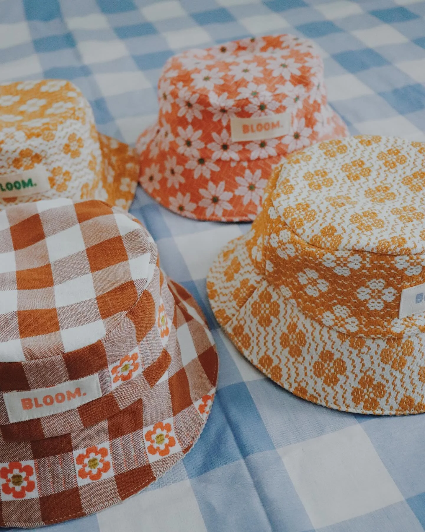 ✿ BOBS EN TISSUS BROD&Eacute;S ✿

Des p&rsquo;tits bobs en tissus de seconde main 
Doubl&eacute;s en velours c&ocirc;tel&eacute; cr&egrave;me 
Disponibles sur la boutique en ligne 

Taille moyenne (environ 56cm de tour de t&ecirc;te)
#bob #tissus #ar