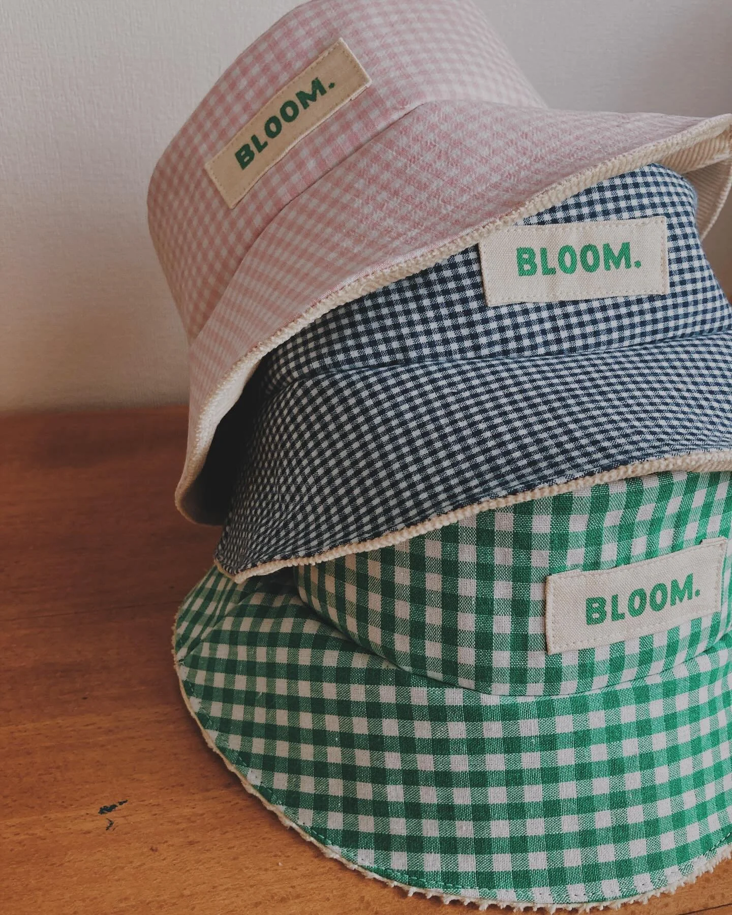 ✿ Pour faire venir le soleil ✿
Un collection de bobs en tissus 
Tissus vichy et fleuris de seconde main
Tous sont doubl&eacute;s d&rsquo;un velours c&ocirc;tel&eacute; cr&egrave;me 

Taille moyenne. 
Environ 57cm de tour de t&ecirc;te 

N&rsquo;h&eac