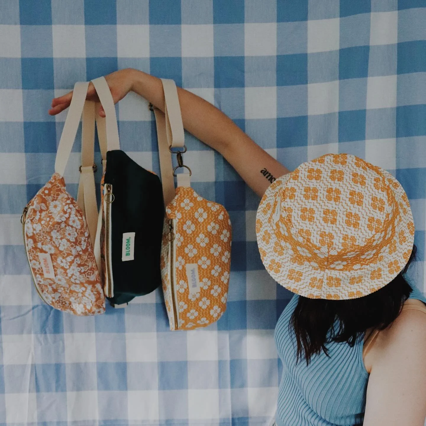 Derniers mod&egrave;les dans les tons jaune et marron
✿

Chaque banane est compos&eacute;e de tissu vintage de seconde main. Son format allong&eacute; permet d&rsquo;y ranger tous vos effets personnels et m&ecirc;me une gourde !&nbsp;Enti&egrave;reme