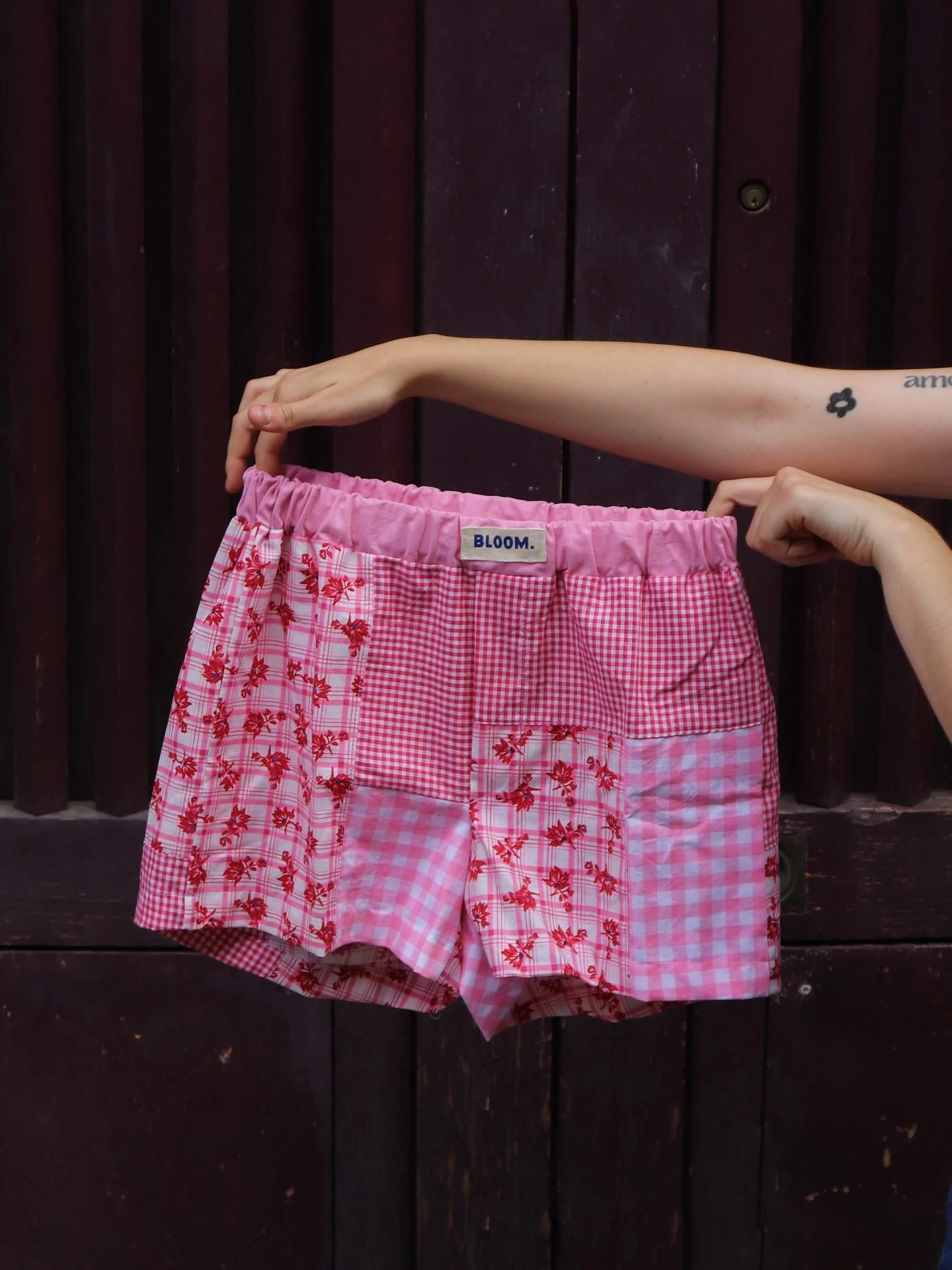 ✿ LES SHORTS PATCHWORK ✿

r&eacute;alis&eacute;s avec des chutes de tissus de seconde main, &agrave; motifs fleuris et carreaux vichy 

Chaque short/cale&ccedil;on est une pi&egrave;ce unique 🌸

Ils sont d&egrave;s maintenant disponibles sur la bout
