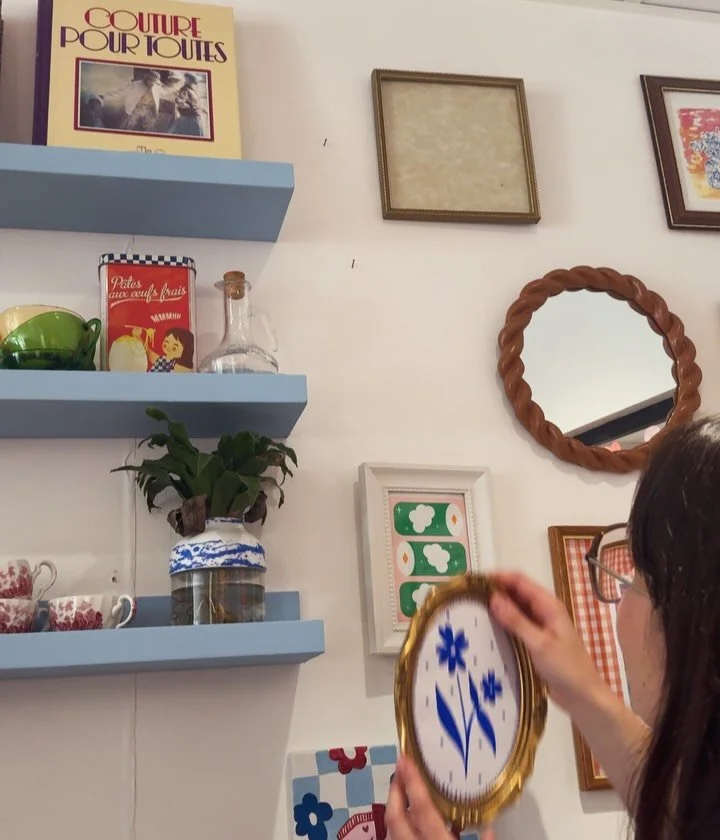 Des fleurs bleues m&ecirc;me sur les murs de l&rsquo;atelier boutique 🪻

L&rsquo;atelier boutique a ouvert ses portes il y a maintenant 3 semaines. Venez d&eacute;couvrir notre concept store angevin m&ecirc;lant upcycling, seconde main, bijoux et at