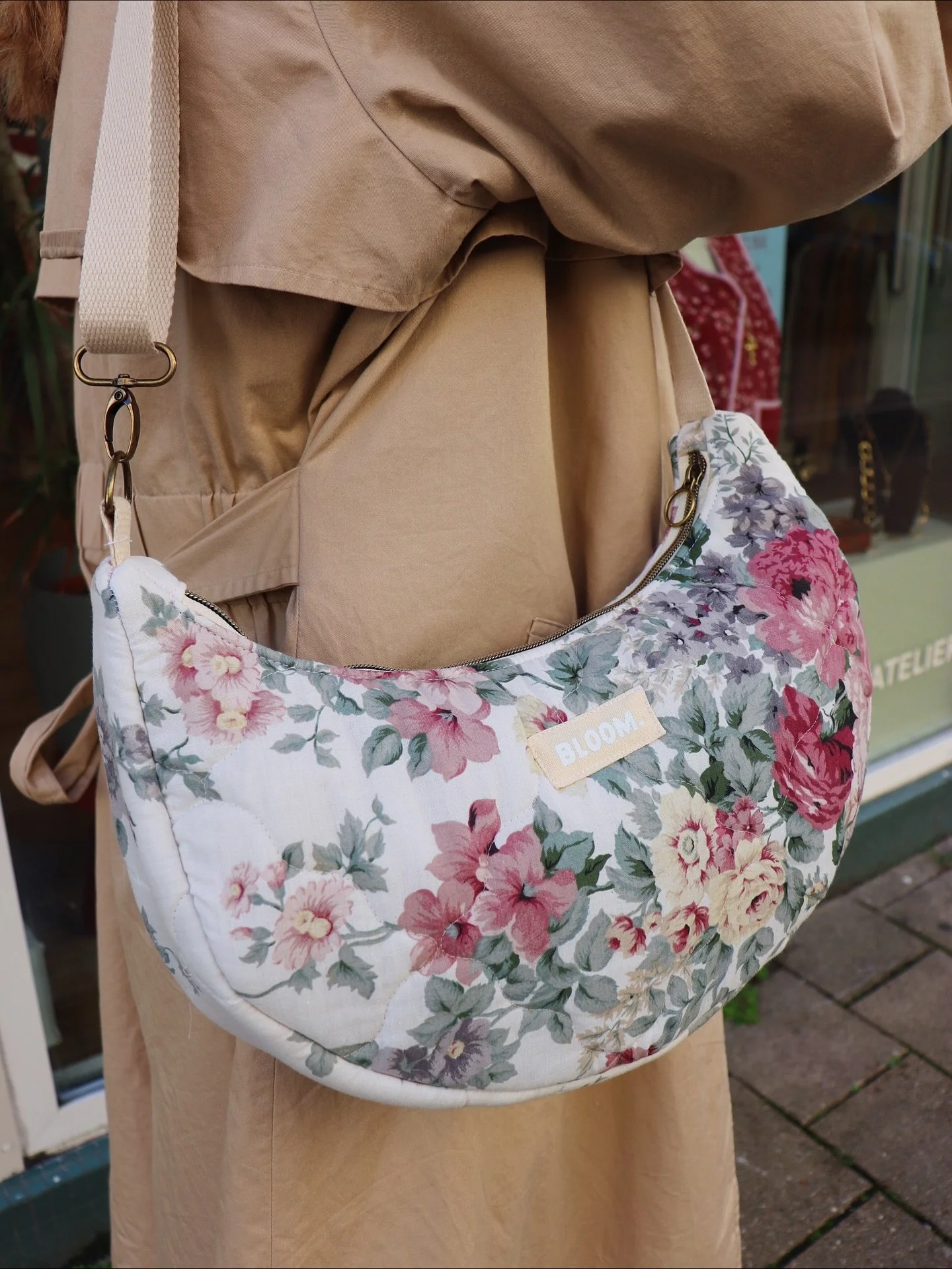 Une de mes derni&egrave;res r&eacute;alisations, un sac mezza luna fabriqu&eacute; &agrave; partir d&rsquo;une ancienne couverture molletonn&eacute;e &agrave; fleurs qui dormait dans un placard depuis des ann&eacute;es 

Vous pouvez le retrouver &agr