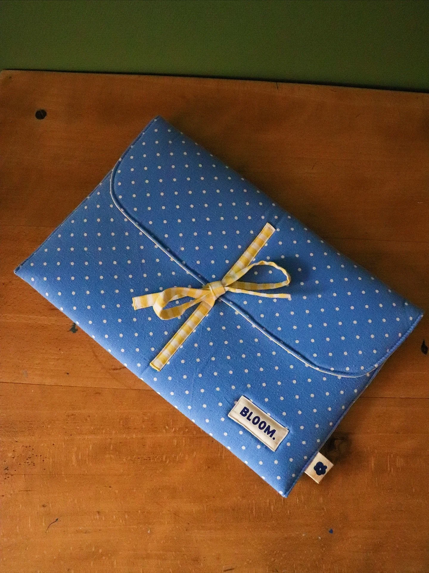 Les pochettes ordinateur 🌸

Emmenez votre ordinateur partout dans votre housse protectrice. J&rsquo;ai fabriqu&eacute; ces pochettes avec d&rsquo;anciens draps ou rideaux chin&eacute;s. Elles sont rembourr&eacute;es de sorte &agrave; prot&eacute;ger