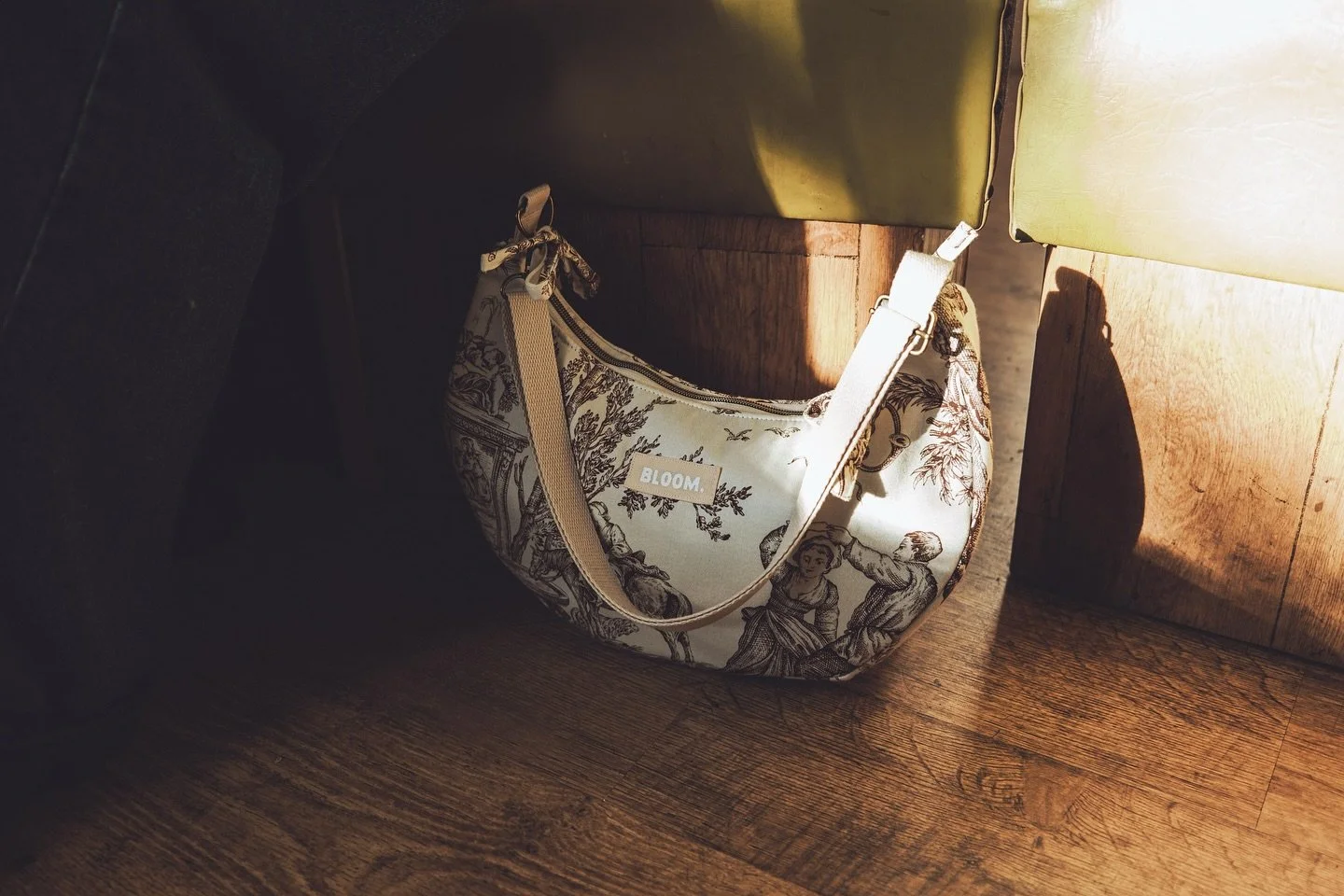 Le sac mezza luna CHARLOTTE mis en lumi&egrave;re par @coesamuse_ 📷✨

#sac #sacupcycl&eacute; #upcycling #toiledejouy #artisanat 
#sacdemilune #sacs
