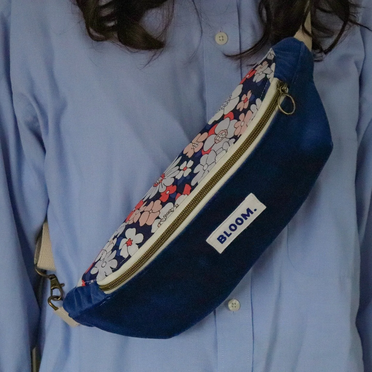 Avalanche de bananes, en velours, toutes douces, en jean 👖, et avec des fleurs brod&eacute;es. De quoi ravir n&rsquo;importe qui ! 🎁

📍 Disponibles d&egrave;s demain &agrave; Nantes &ndash; Retrouvez-moi &agrave; L&rsquo;Autre March&eacute; avec @