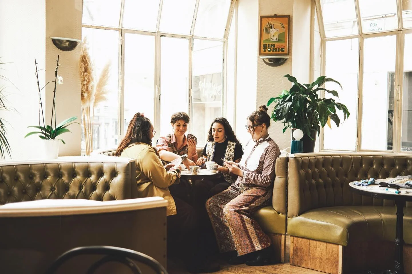 C&rsquo;est l&rsquo;heure du th&eacute; 🫖

Nos v&ecirc;tements et accessoires Envie d&rsquo;Avenir et BLOOM s&rsquo;offrent une pause gourmande, entre biscuits croquants et banquettes moelleuses

La suite de ce bel apr&egrave;s-midi arrive prochaine