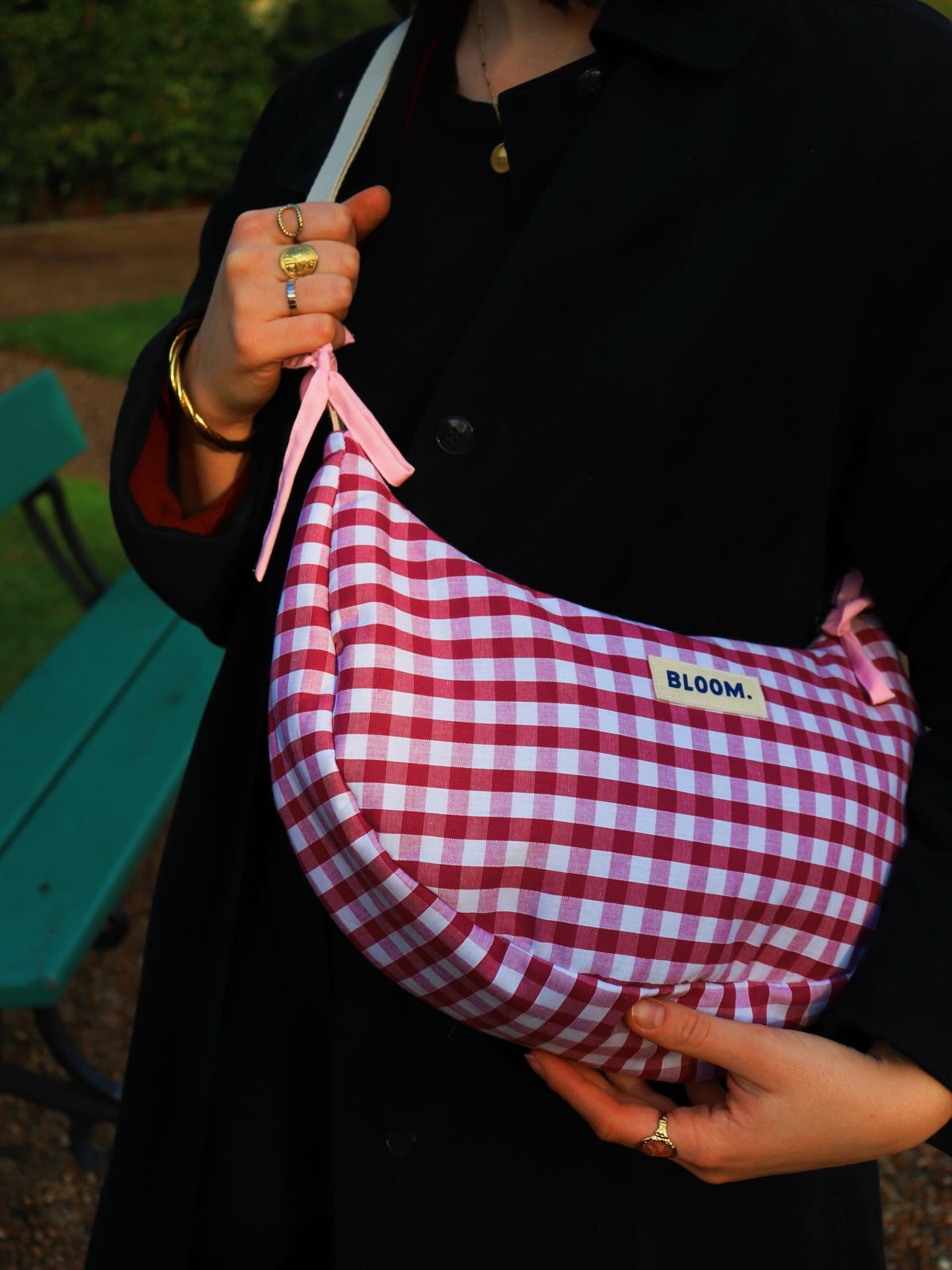 Des sacs uniques, n&eacute;s de tissus oubli&eacute;s
Tous sont cousus artisanalement avec passion, dans mon atelier &agrave; Angers 🧡
D&eacute;couvrez-les en ligne ou &agrave; l&rsquo;Atelier Boutique et laissez-vous tenter par une pi&egrave;ce uni