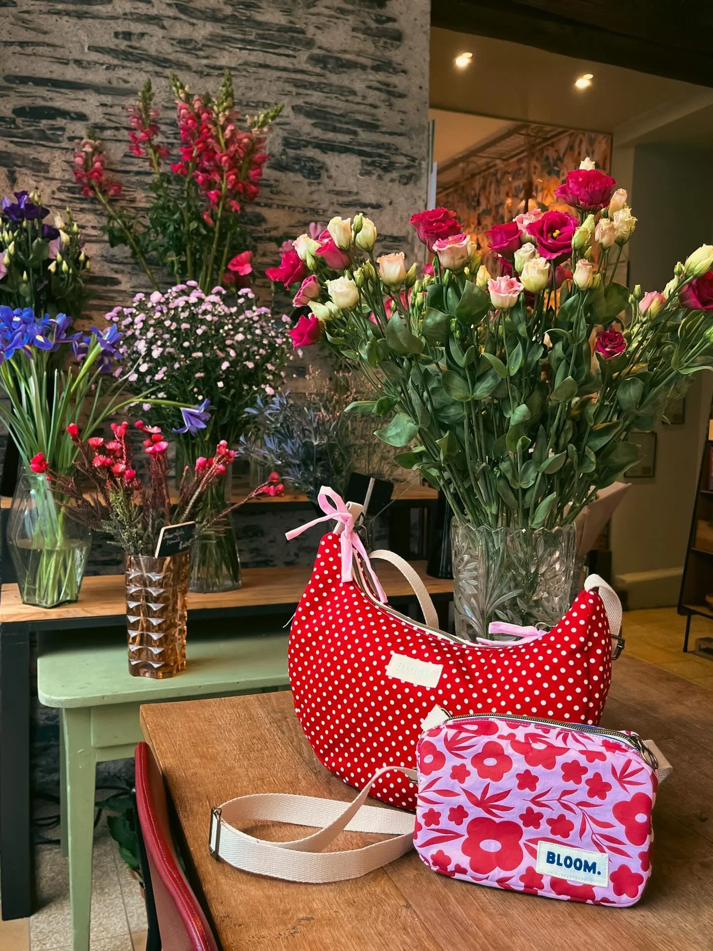 Valentine&acute;s Day 🌸❤️

Une s&eacute;lection de cr&eacute;ations aux couleurs de l&rsquo;amour qui vient se fondre dans les jolies fleurs de @maisonflores.boutique, pour dire Je t&rsquo;aime &agrave; celle ou celui que vous aimez.

-10% sur la bo