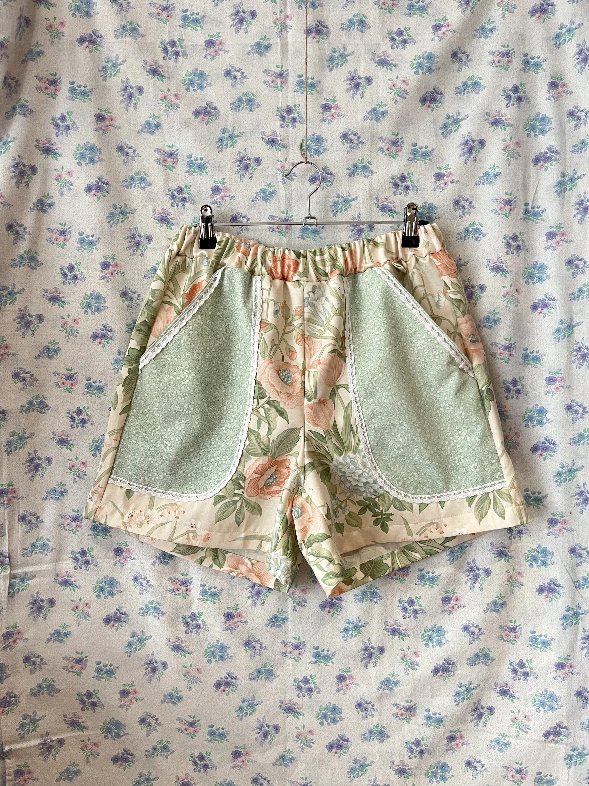 Short à fleurs vert pastel Taille M-L