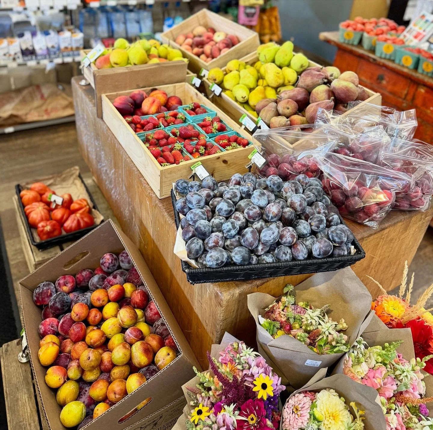 Fresh finds this week at Glover Street 🌻🍑🍐

✨ New merch in the shop
✨ Local fall produce (pears, plums, peaches + more!)
✨ Oktoberfest beer specials 🍻
✨ Gorgeous local dahlias to brighten your table

Stop by and stock up on all the seasonal goodn