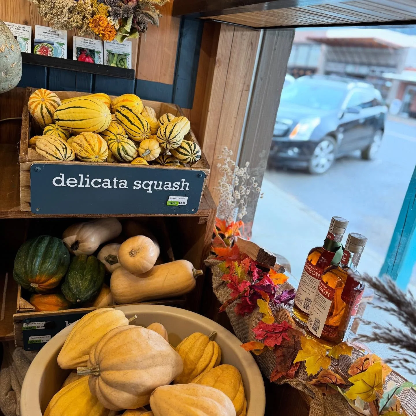 This is what fall feels like at Glover Street. 🍁
Hot soup specials on cool days. Pumpkin and apple everything. ✨ Halloween treats for the shelves...and free caramel apples for every kid who stops by on October 31st. ✨🎃
Come say hi, grab lunch, and 