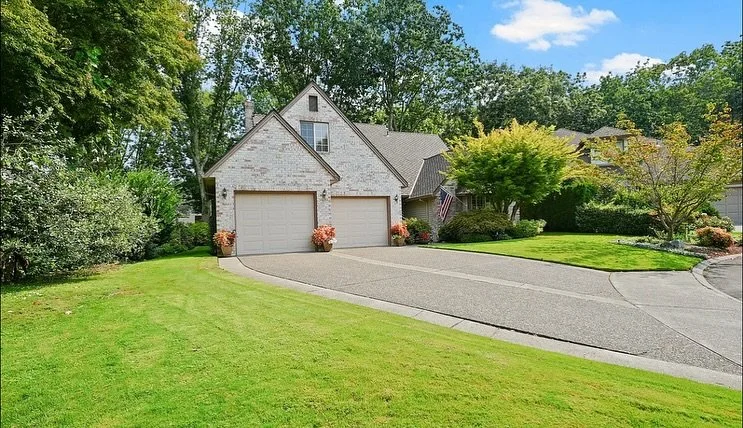 31530 SW Village Green Ct. Wilsonville, Or 97070
OPEN HOUSE SUNDAY, October 26th 1:00 pm - 3:00 pm 
🏡 Highlights:
• 3 bedrooms + spacious bonus loft- perfect for guests or a home office
• 2.5 baths | 2,740 sq ft
• Vaulted ceilings an