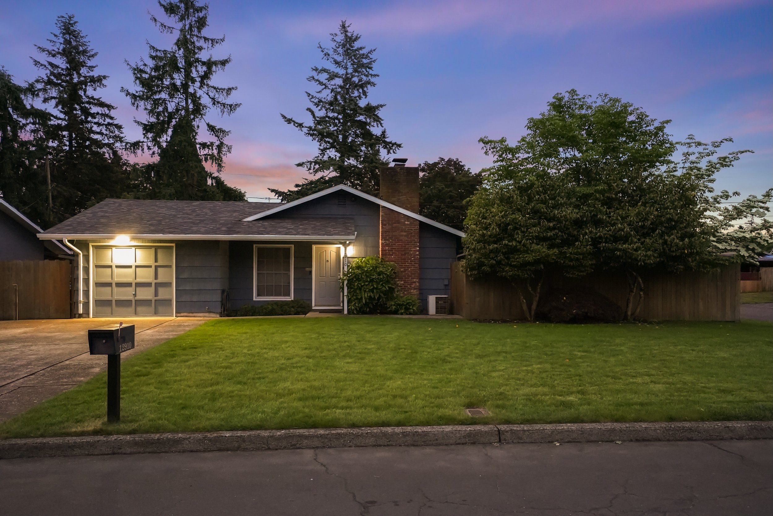 📍 12910 SE Center St,&nbsp;Portland, OR 97236

3 BD - 2 BA - 1,040 SQFT ✨ 

Ranch-style home tucked in a quiet SE Portland neighborhood! 
 
&bull; Perfect commuters location 
&bull; Huge Fenced backyard
&bull; Excellent condition 
&bull; Original ha