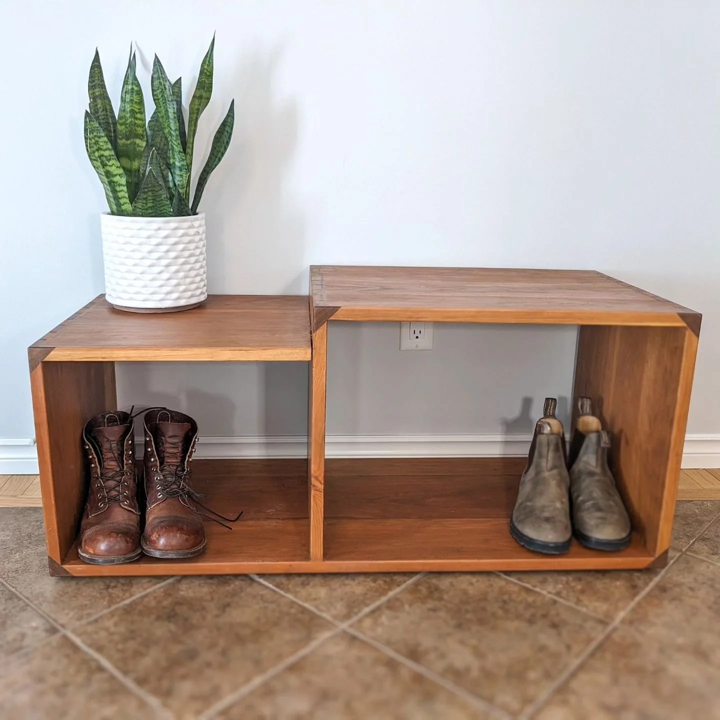 This cherry wood entryway bench with walnut corner inlays adds a touch of elegance and warmth for an impactful first impression. Designed for both style and function, it's the perfect statement piece for your entryway.
.
.
.
.
.
.
.
.
.
.
.
#woodwork