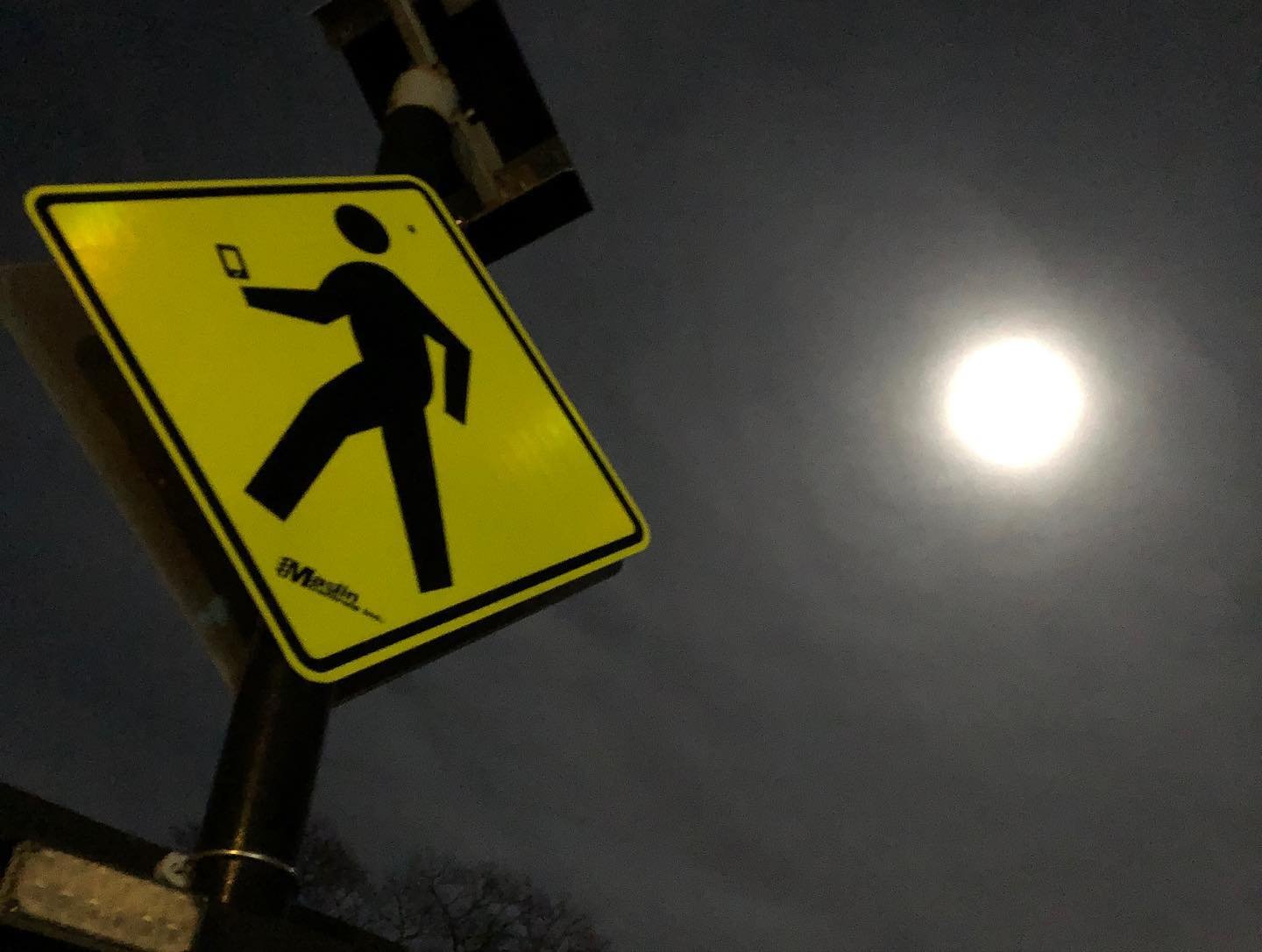 CAUTION: Don&rsquo;t miss taking in the moon because you&rsquo;re looking down at your phone. #cautioncellphones 📱👀⚠️