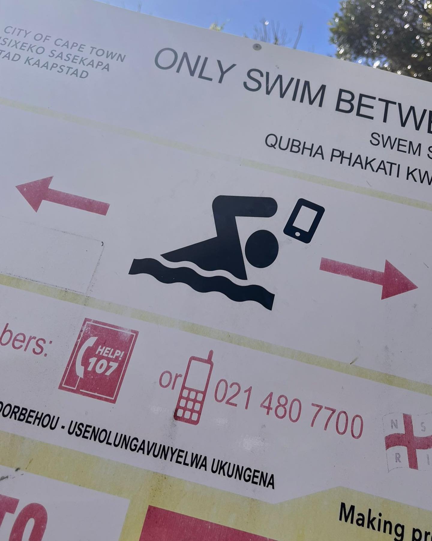 CAUTION: There are people swimming in the ocean in South Africa and they&rsquo;re looking at their phones instead of paying attention to rip currents. #cautioncellphones 📱👀⚠️