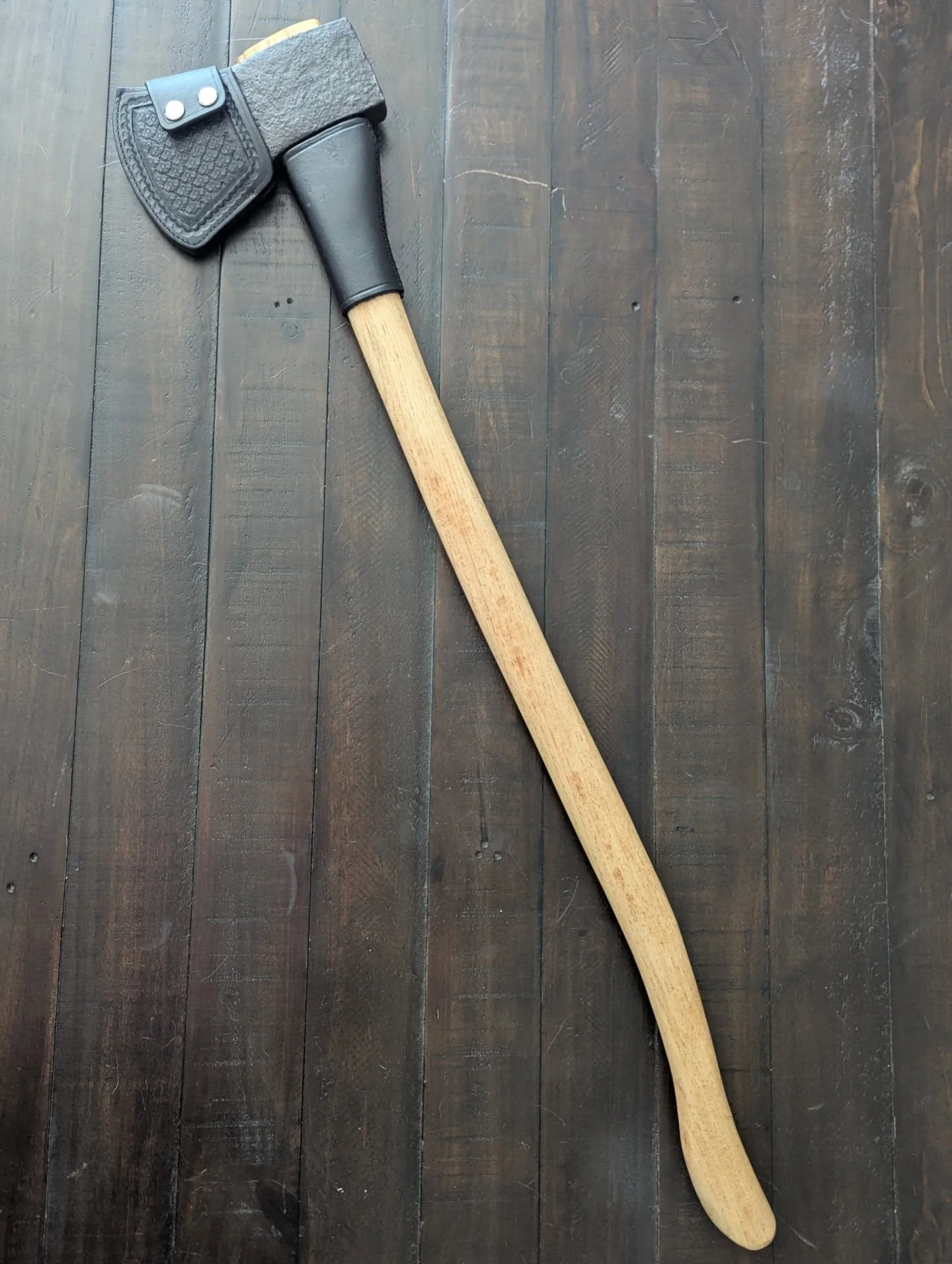 This is an axe that my brother and I recently restored for one of @hartellhomestead customers. Her axe handle broke so we added a new one as well as a new sheath and guard for overstrike. I experimented with staining the handle with coffee grinds and