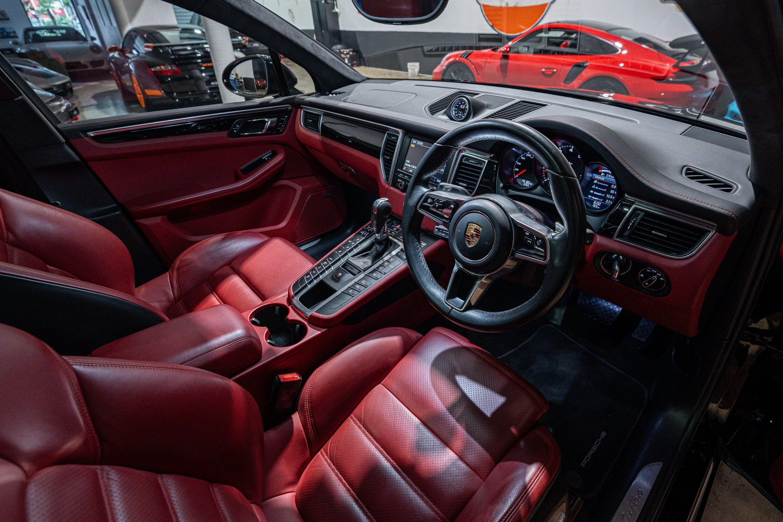 porschemacan-listing-18.jpg