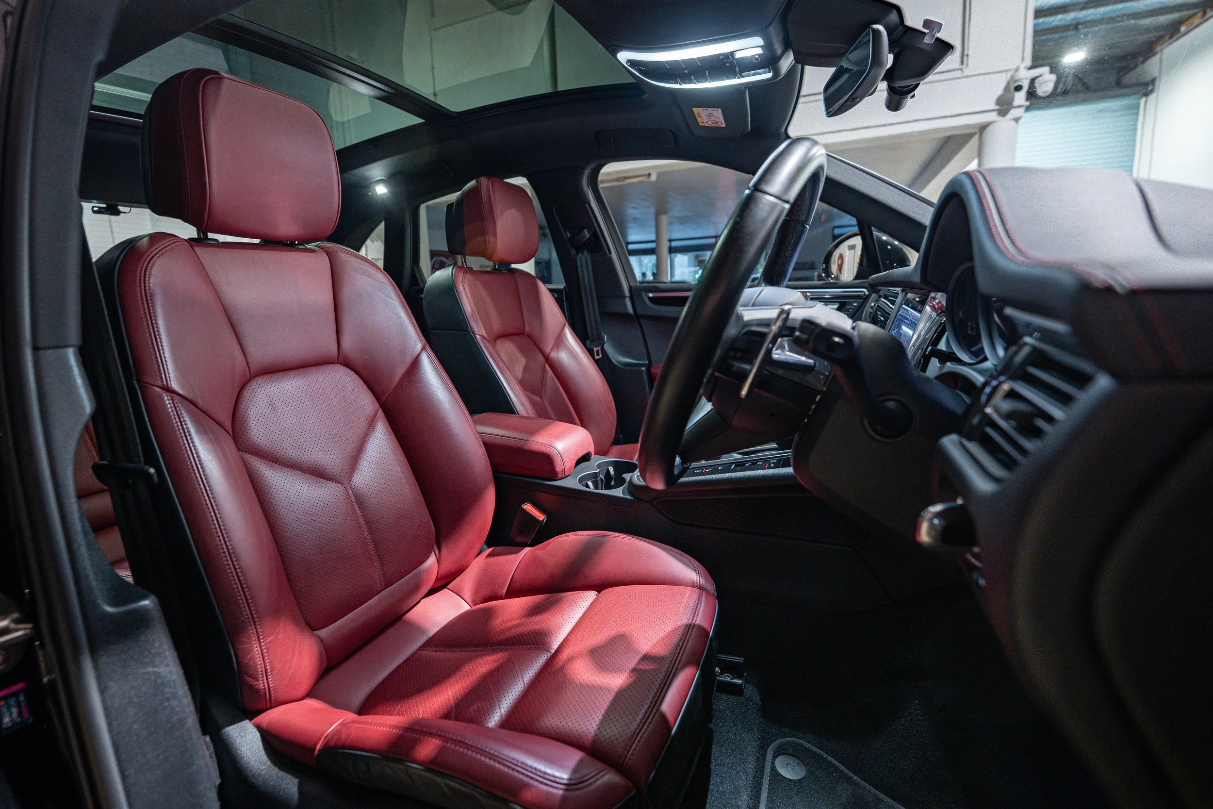 porschemacan-listing-27.jpg