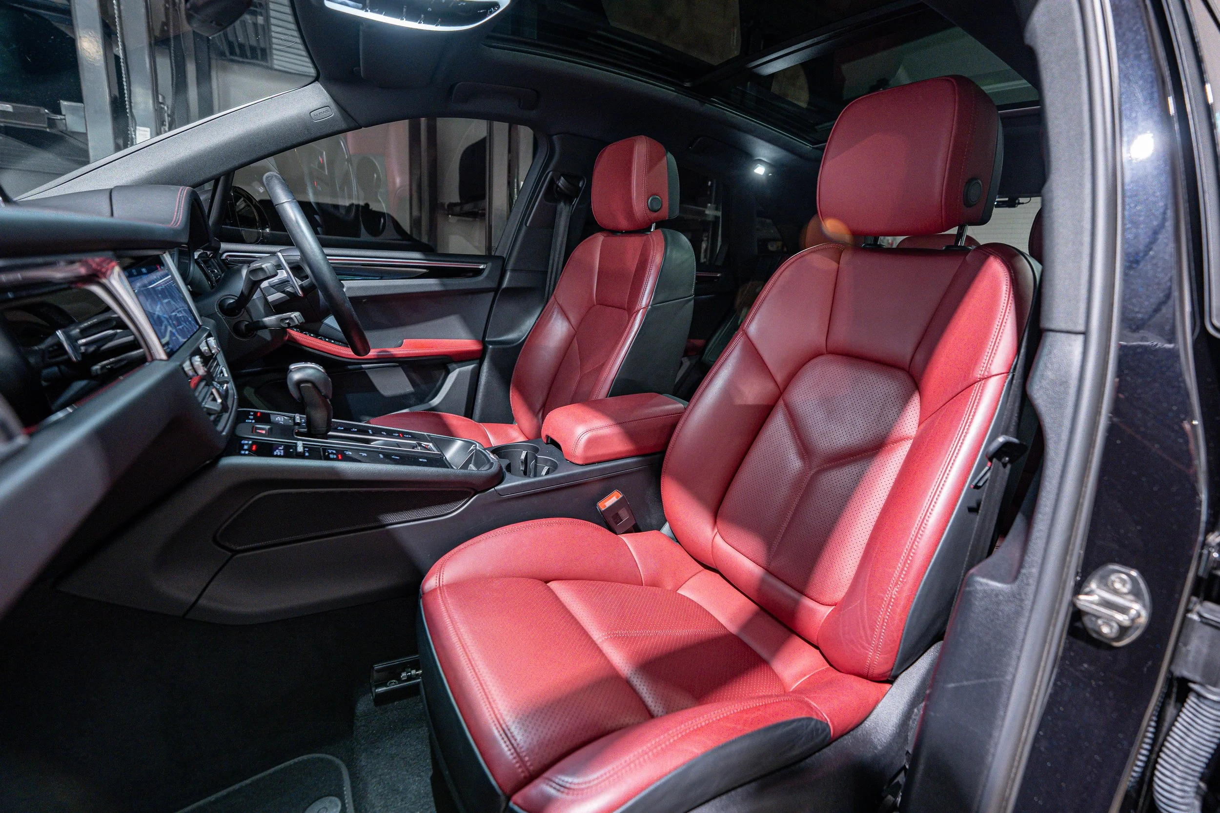 porschemacan-listing-35.jpg