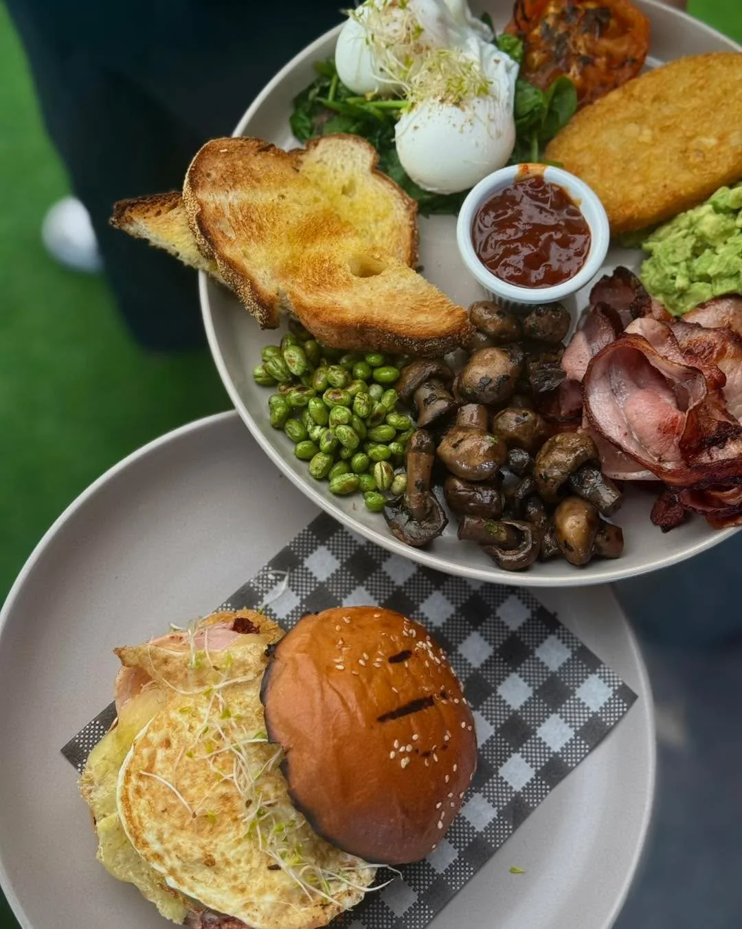 Who doesn&rsquo;t love breaky in the backyard?!
Open Saturday 7-12 and Sunday 8-12 
Featured: Big Breaky and Breaky Bun ☀️
DM to book