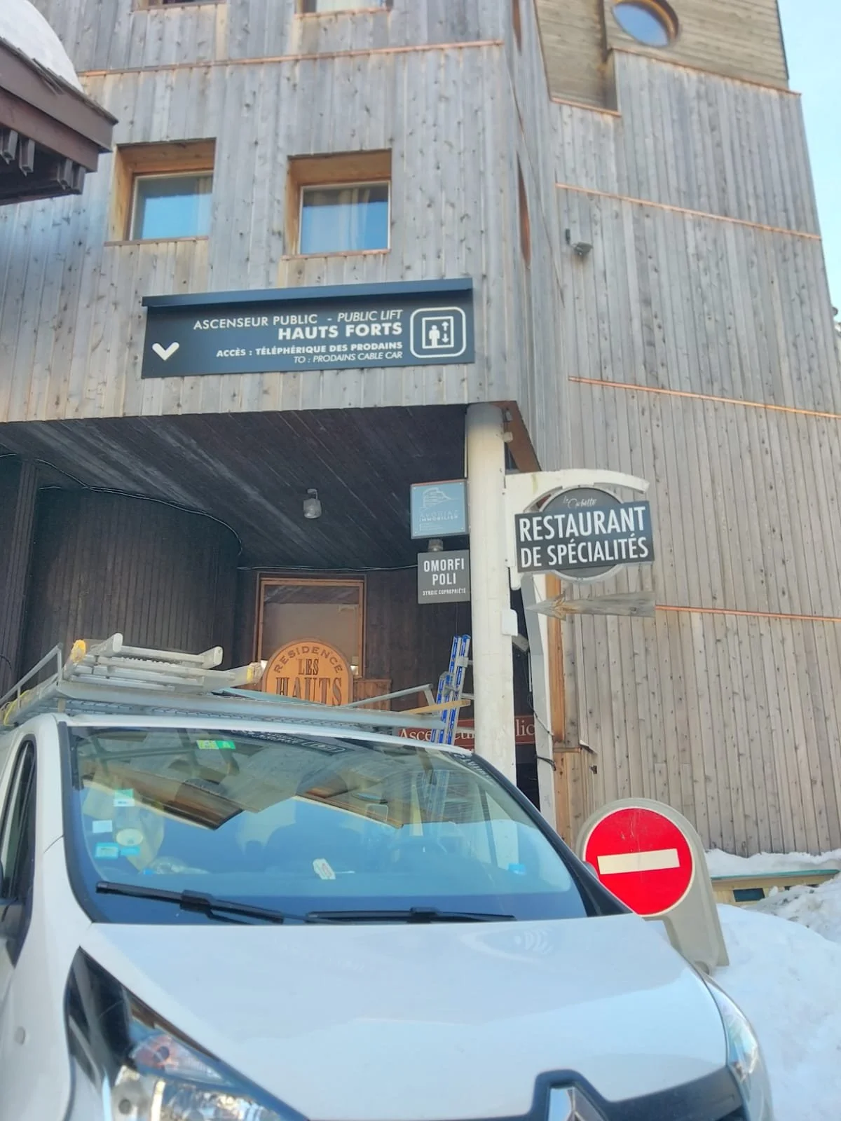 OMORFI POLI-Avoria_04.jpg