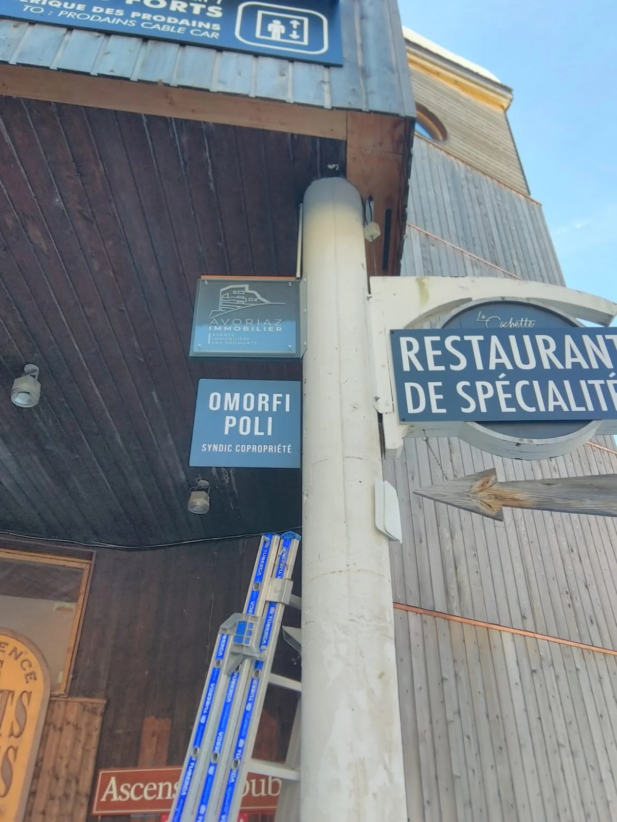 OMORFI POLI-Avoria_02.jpg