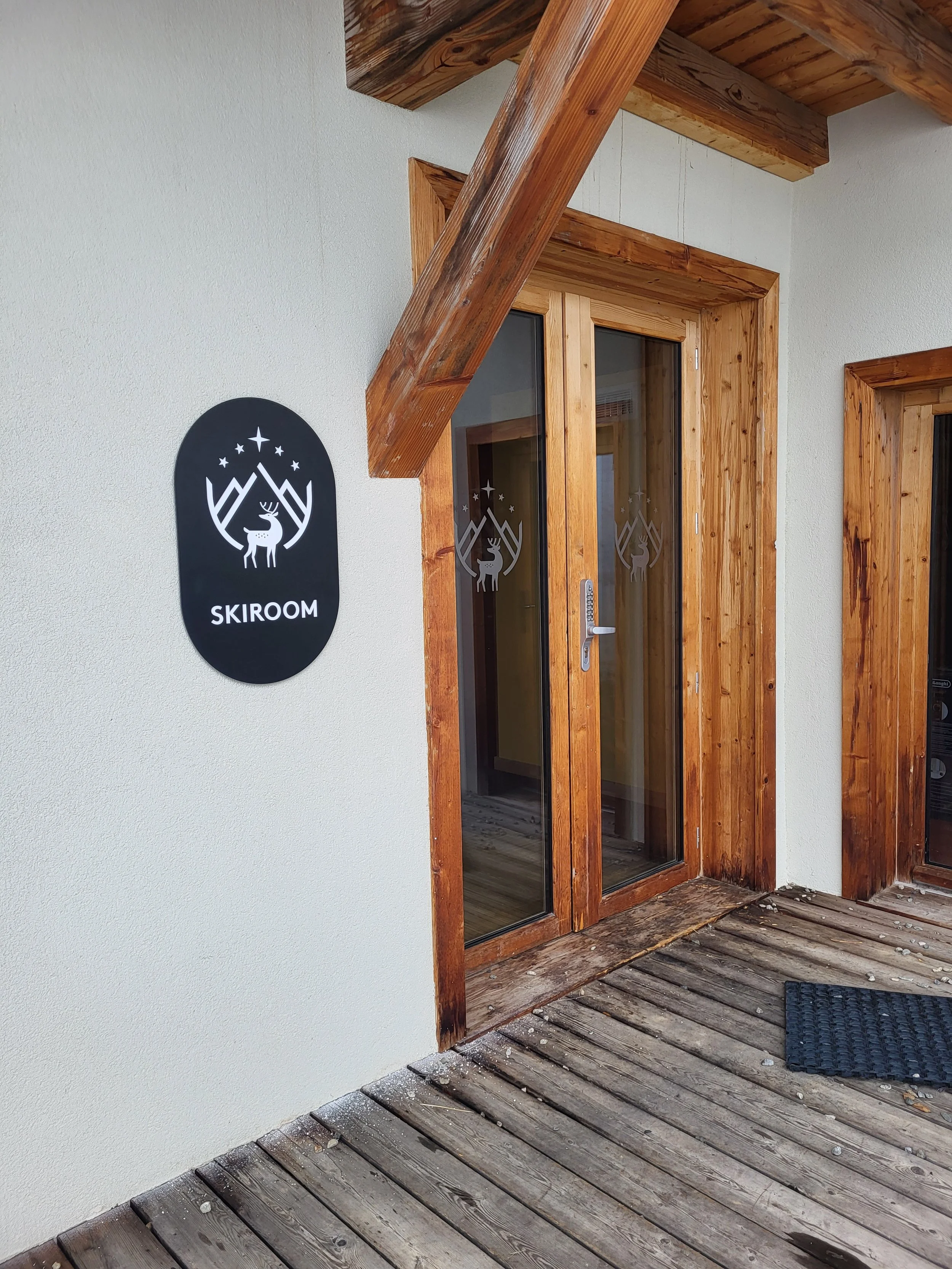 ESKAPE Skiroom01.jpg