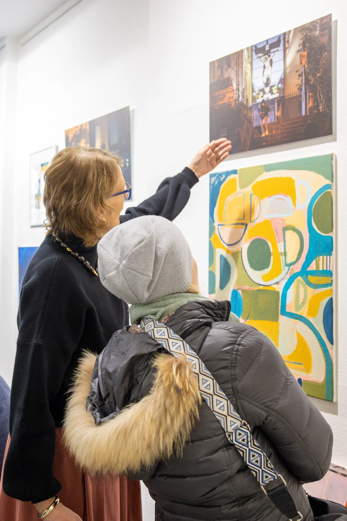 Visitors in the exhibition Begegnungen