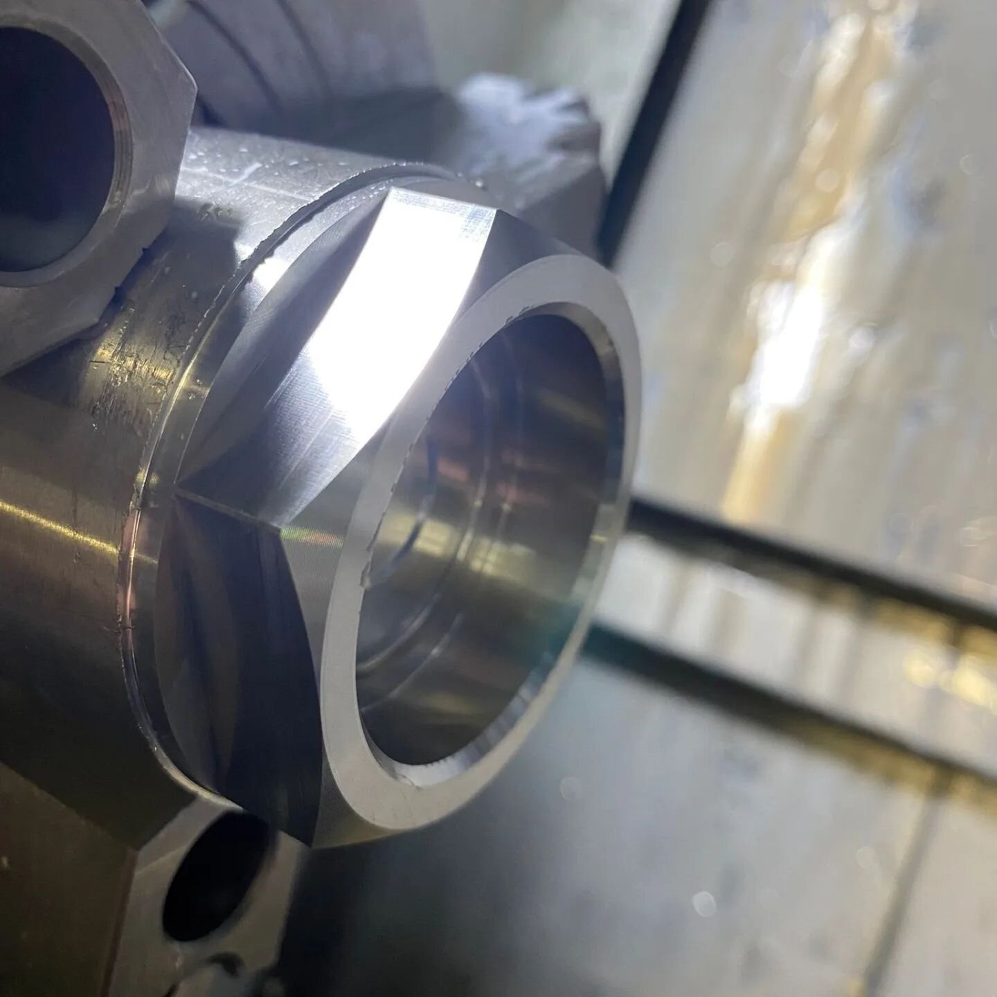 Doosan lynx working it's magic with C axis and live tooling 😍🤌

#cncmachining #britishmanufacturing&nbsp;&nbsp; #fanuccnc #cncmachinist #cnc #drilling #carbidetools #cutwell #cnc #drilling&nbsp; #promacprecision #leadwell #cncturning #lathework #cn