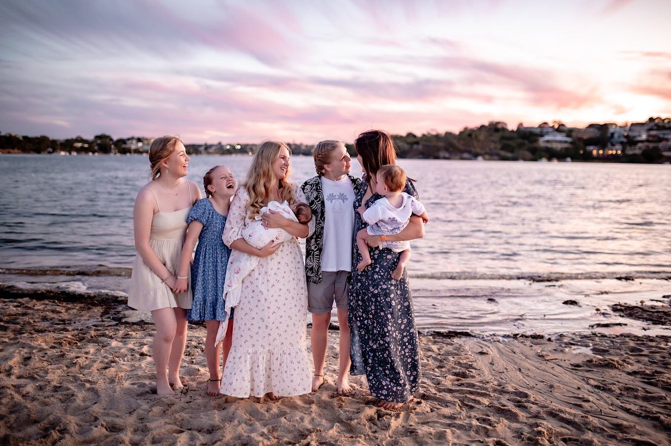 I love embracing the chaos and joy of extended family shoots! 💫 There&rsquo;s something special about capturing the whole family together, especially when part of the family is visiting from overseas like this family. I have done a lot of extended f