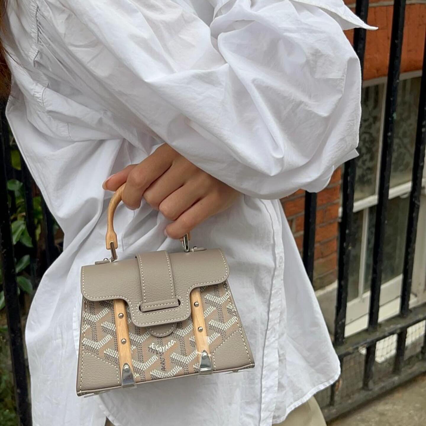 A great way to elevate a classic look with a fun little accessory - micro bag! 👜
The cutest trend ever!
What would you put in yours?☺️
Looking forward to hearing what&rsquo;s been on your mind
xoxo
Fiona
#personalshopping #chatbasedmedia #conversati