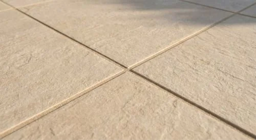 Nahaufnahme von Fußbodenkacheln aus Steinfliesen.