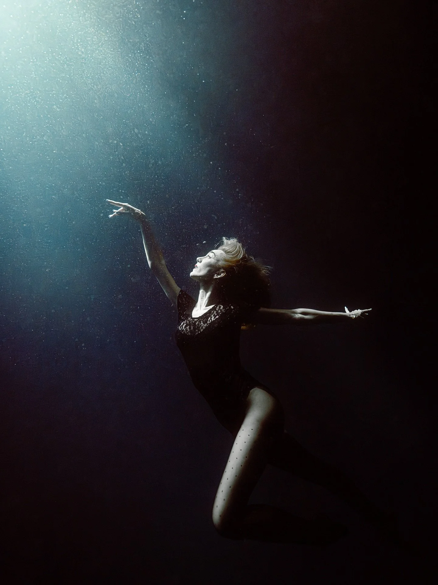 Plonger dans la nuit, cela peut faire peur…
Sans masque, sans repères, juste la mer noire et le faisceau d’une lampe.
C’est l’idée que @celyneroy nous a fait expérimenter avec @gabrieltabarini. 
J’a