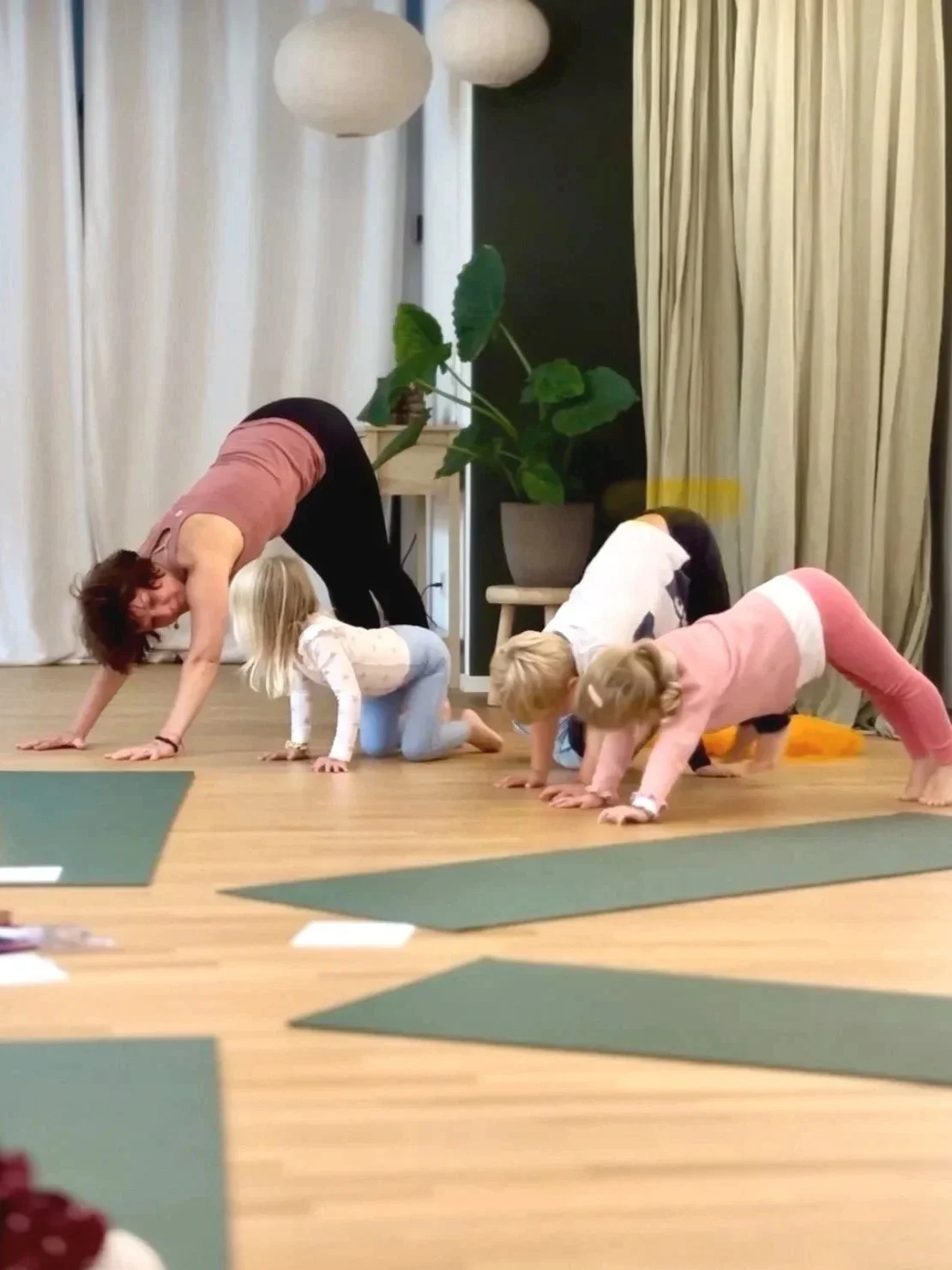 Ist mein Kind zu wild für Yoga? (Spoiler: Nein)