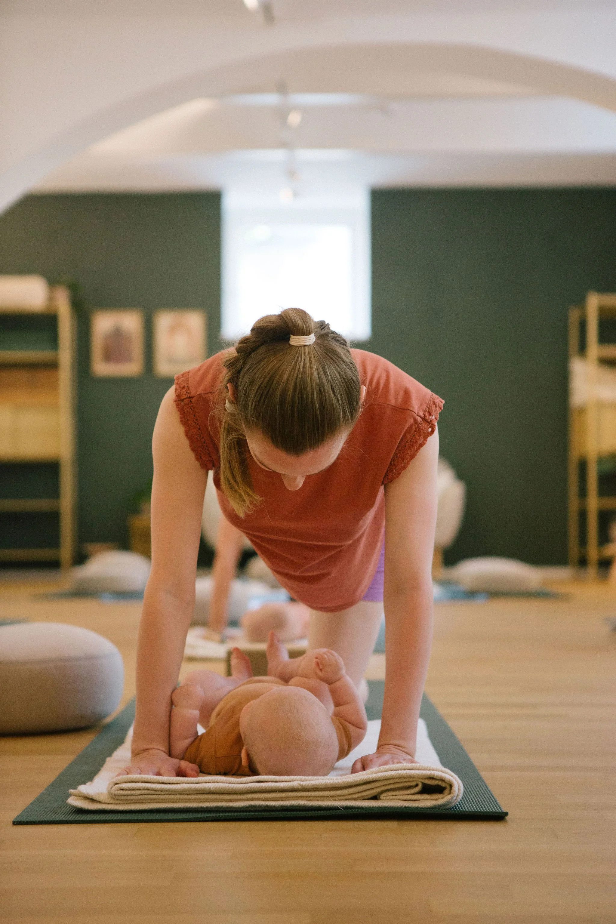 Rückbildung vs. Mama-Baby Yoga: Was brauche ich wirklich nach der Geburt?
