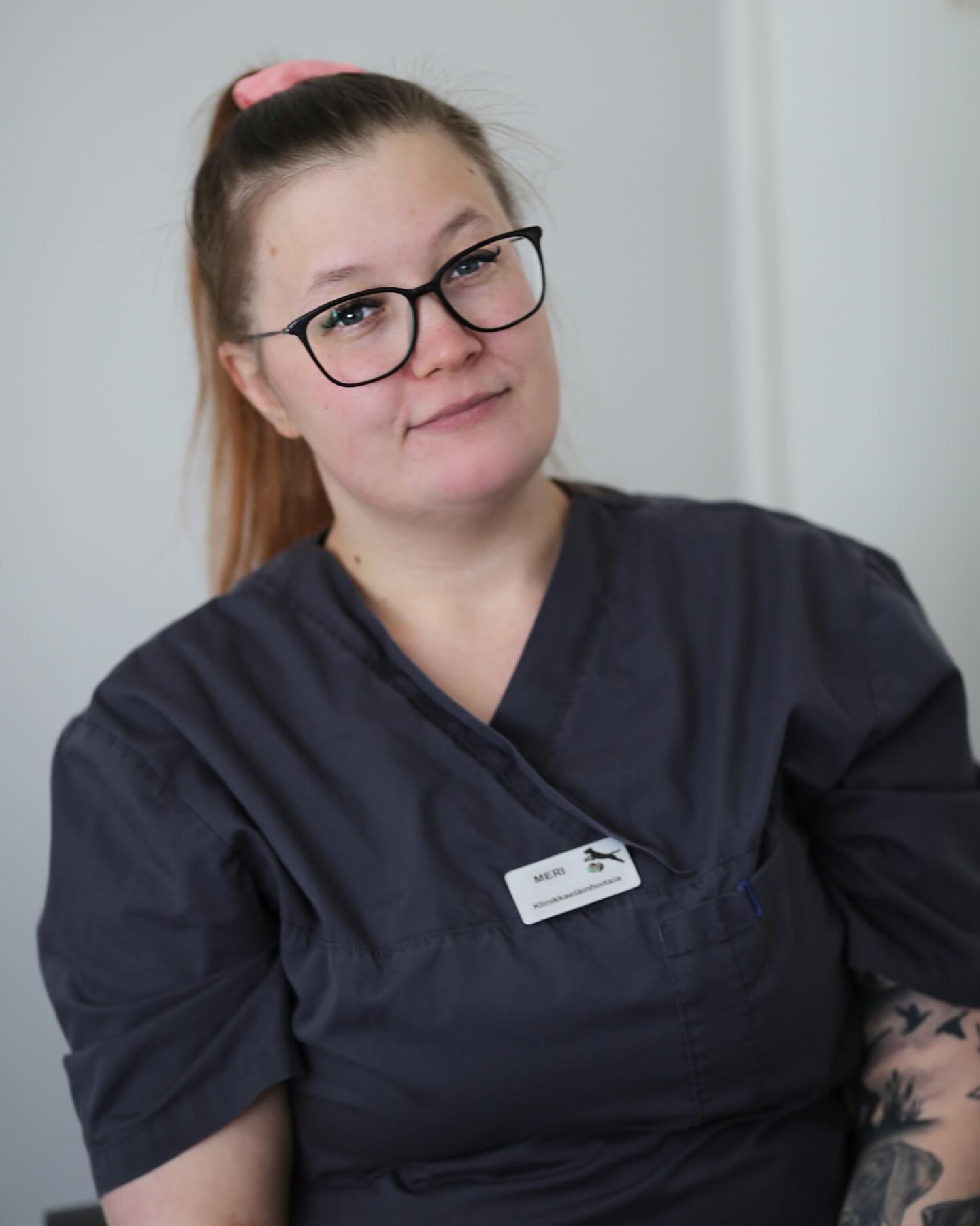 Henkilöstöesittely: Meri ✨
Q&A meidän Merin kanssa 🤩
- Kauanko olet työskennellyt alalla ja minkälainen urapolkusi on ollut?
Olen työskennellyt klinikkaeläinhoitajana päivystyksessä nyt 15 vuotta.