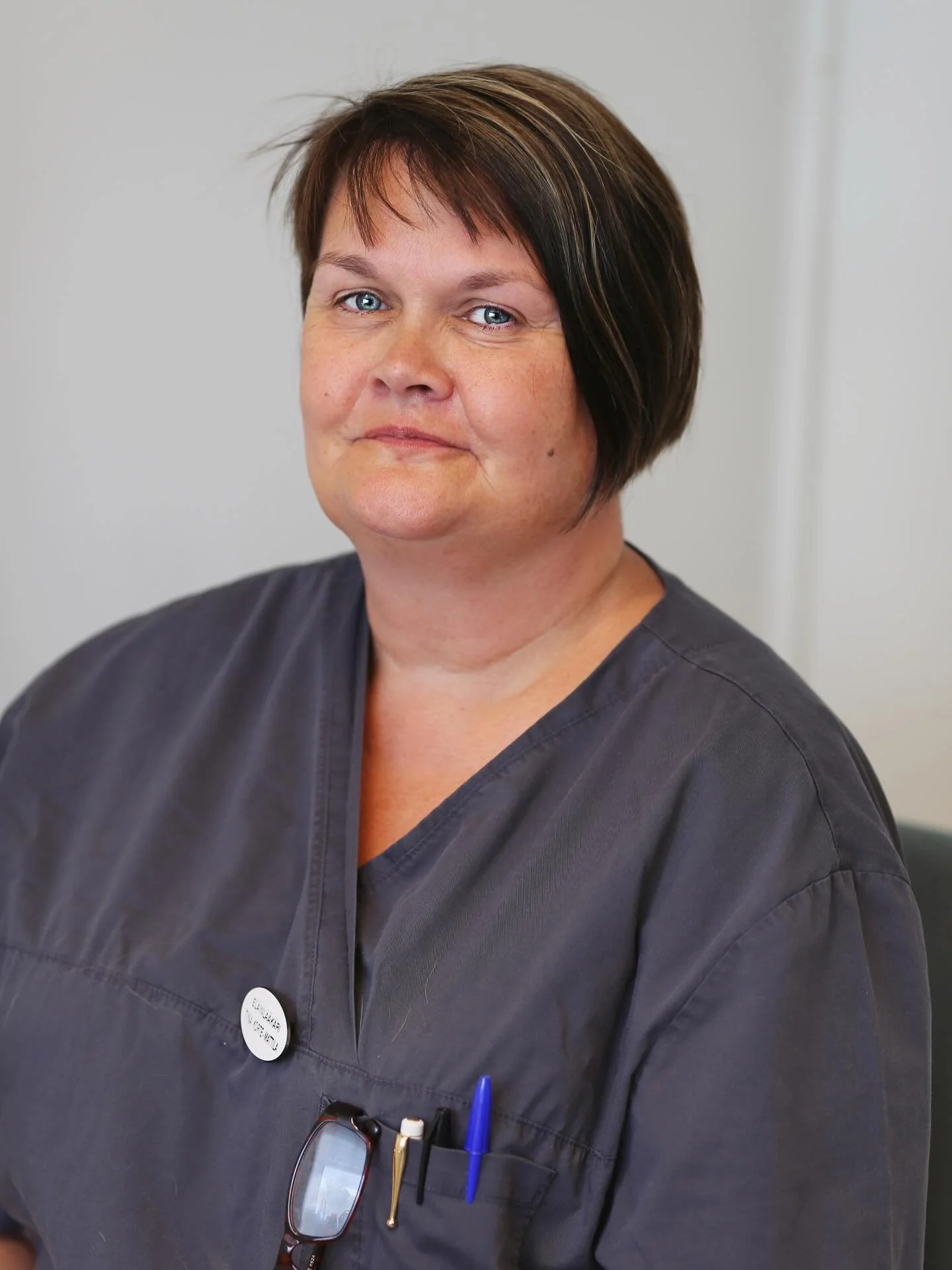 Lisää henkilöesittelyitä! Tiina ✨
Olen valmistunut vuonna 2000 ja aloitin urani Someron kaupungineläinlääkärinä. Perheen kasvaessa kolmannella lapsella siirryin Turkuun Jaakko Rasin klinikalle pienelä